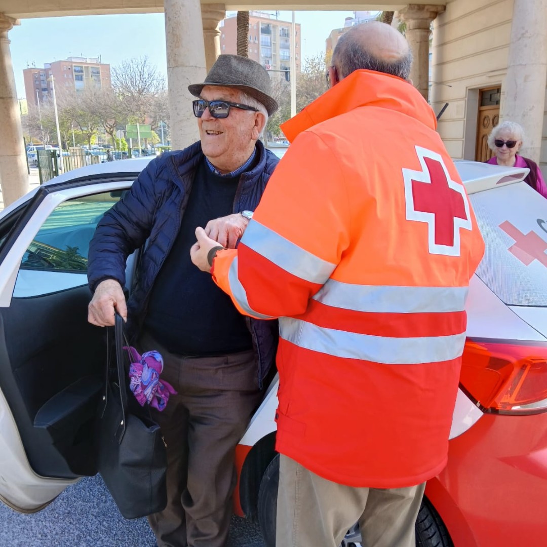 Concepción y su pareja, de 89 y 88 años, perdieron su casa en Paiporta tras la DANA. Ahora, en El Peral, reciben nuestro apoyo con los traslados al hospital y otras gestiones esenciales del día a día.

Vía: <a href="/CruzRojaCuenca/">Cruz Roja Cuenca</a>