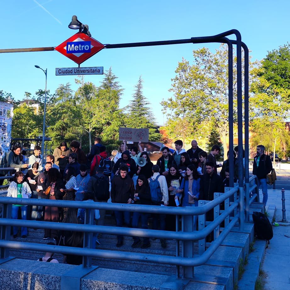 🔥 Estudiantes, docentes y trabajadores de la Universidad arrancamos esta huelga general educativa con un piquete informativo en el metro de CIU.

Ayuso, escucha, la pública está en lucha.