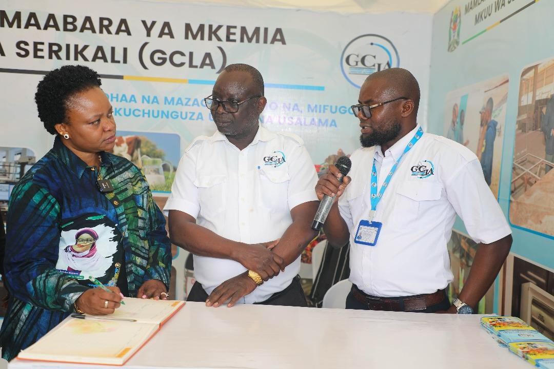 Mamlaka ya Maabara ya Mkemia Mkuu wa Serikali (@gcla1895) on Twitter photo Naibu Waziri Wizara ya Mawasiliano na Teknolojia ya Habari, Mhandisi Maryprisca Mahundi amewataka wakulima kuzitumia maabara zilizopo <a href="/Gcla1895/">Mamlaka ya Maabara ya Mkemia Mkuu wa Serikali</a> kufanya uchunguzi wa udongo ili kujua aina gani ya zao la kulima katika eneo husika hali ambayo itasaidia kuongeza uzalishaji na kipato. Naibu Waziri Wizara ya Mawasiliano na Teknolojia ya Habari, Mhandisi Maryprisca Mahundi amewataka wakulima kuzitumia maabara zilizopo <a href="/Gcla1895/">Mamlaka ya Maabara ya Mkemia Mkuu wa Serikali</a> kufanya uchunguzi wa udongo ili kujua aina gani ya zao la kulima katika eneo husika hali ambayo itasaidia kuongeza uzalishaji na kipato.