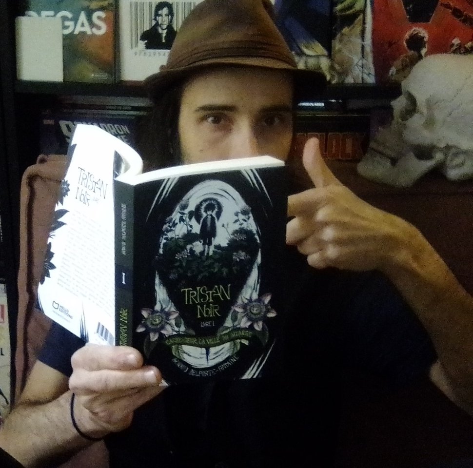 Hello,<a href="/antoinedecaunes/">Antoine de Caunes</a>, si l'envie te prend de causer de mon opus bizarre, Tristan Noir, à l'attention des jeunes dans ton mag pour vieux éternels, fonce ! Have fun, et merci pour la dédicace "Il déserte" avec Xavier à Gallimard pour moi &amp; l'Arsène ! Have fun. Arnaud