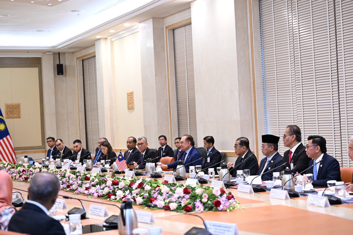The President's Office (@presidencymv) on Twitter photo H.E. President Dr <a href="/MMuizzu/">Dr Mohamed Muizzu</a>, and H.E Anwar Ibrahim, Prime Minister of Malaysia, hold official talks today as part of President Dr Muizzu’s ongoing official visit to Malaysia. During the meeting, the President highlighted areas where the Maldives seeks to collaborate, including H.E. President Dr <a href="/MMuizzu/">Dr Mohamed Muizzu</a>, and H.E Anwar Ibrahim, Prime Minister of Malaysia, hold official talks today as part of President Dr Muizzu’s ongoing official visit to Malaysia. During the meeting, the President highlighted areas where the Maldives seeks to collaborate, including