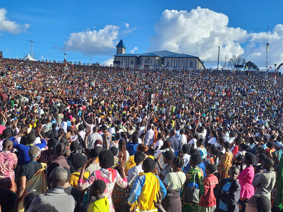 Harya ngo za Arena Zari zuzuye?  Ejo muri ruhango habarurwa ko hari abarenga 100k bya bantu! Baje kuvoma ku mpuhwe za Yezu 🙌🏾

Impuhwe z’Imana ntabwo zigereranwa 🙏