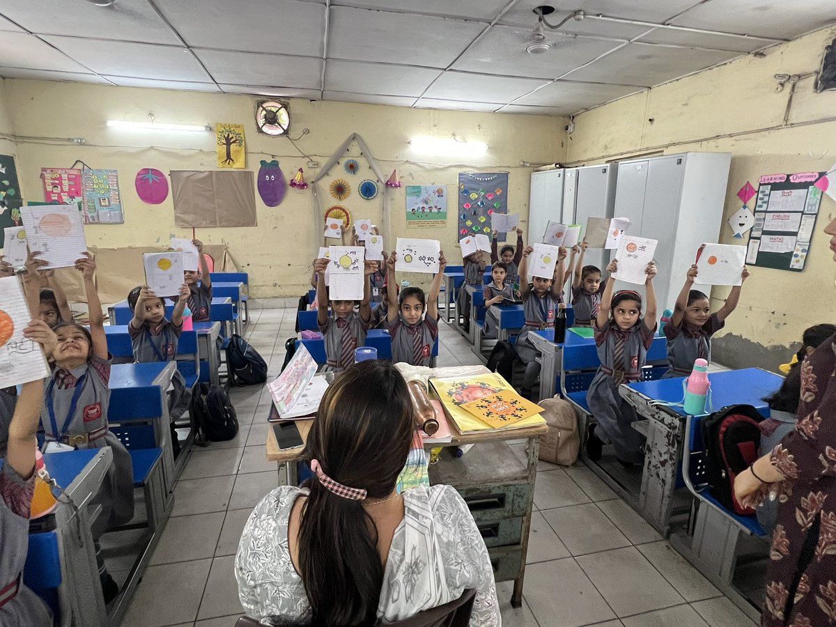 SKVBulbuliKhana's tweet photo. Our Vidyanjali volunteers engagingly presented a story on friendship, teaching Class III students valuable lessons about good qualities in a friend. https://t.co/uuHrBEO1ZY
