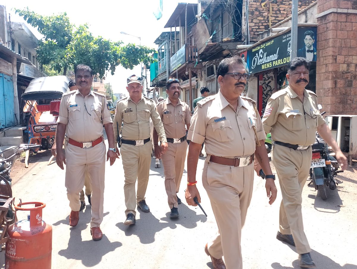 ಇಂದು ಬಾಗಲಕೋಟೆ ಶಹರ ಪೊಲೀಸ್ ಠಾಣಾ ವ್ಯಾಪ್ತಿಯ ಪ್ರದೇಶಗಳಲ್ಲಿ ಕಾಲ್ನಡಿಗೆ ಗಸ್ತು ನಿರ್ವಹಿಸಲಾಯಿತು.
<a href="/IgpBelagavi/">IGP Northern Range Belagavi</a> 
<a href="/DgpKarnataka/">DGP KARNATAKA</a> 
<a href="/KarnatakaCops/">ಕರ್ನಾಟಕ ರಾಜ್ಯ ಪೊಲೀಸ್ Karnataka State Police</a>
