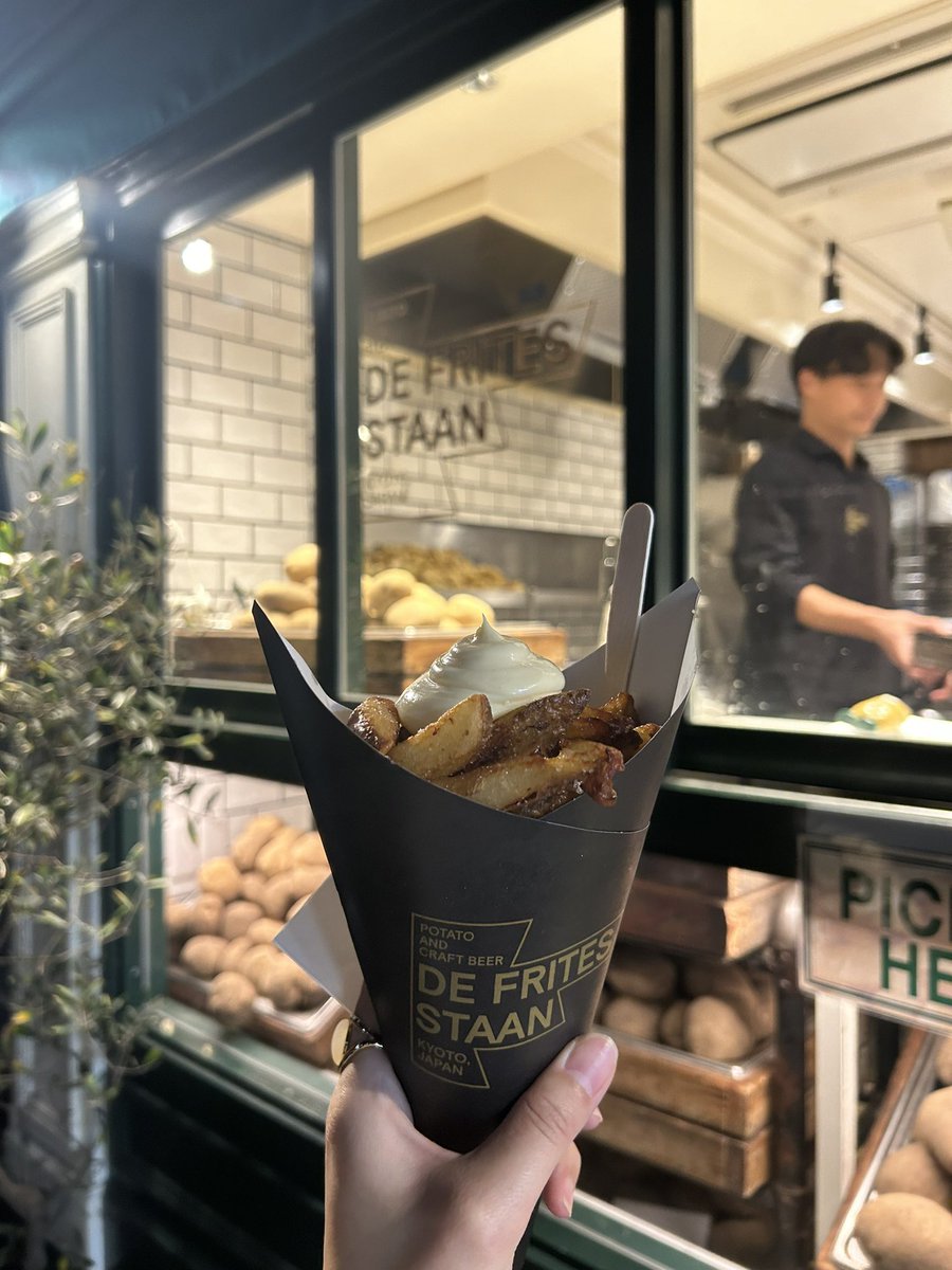 sati_ams's tweet photo. なんと京都にオランダのフライが‼️
一目で、オランダっぽい、と店内へ。
オーナーがオランダに行った際、アイデアを得たそう。

De Frites Staan 
https://t.co/NWrJX8bCyV https://t.co/sC2aoL7AOX