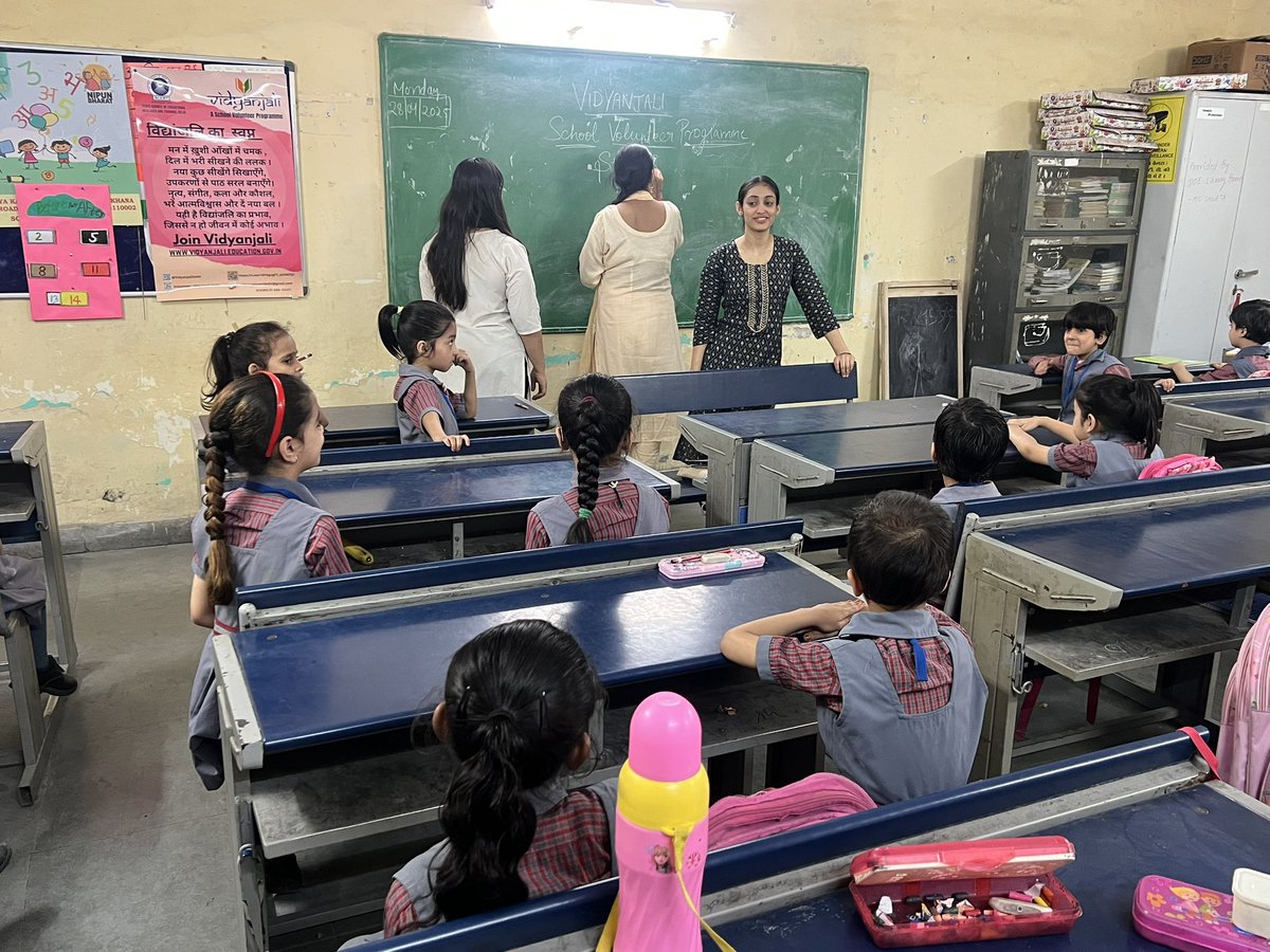 SKVBulbuliKhana's tweet photo. Our Vidyanjali Volunteers beautifully narrated the “Story of Colors,” making language learning fun and interactive for Class II students through storytelling. https://t.co/CFSXyDhdYa