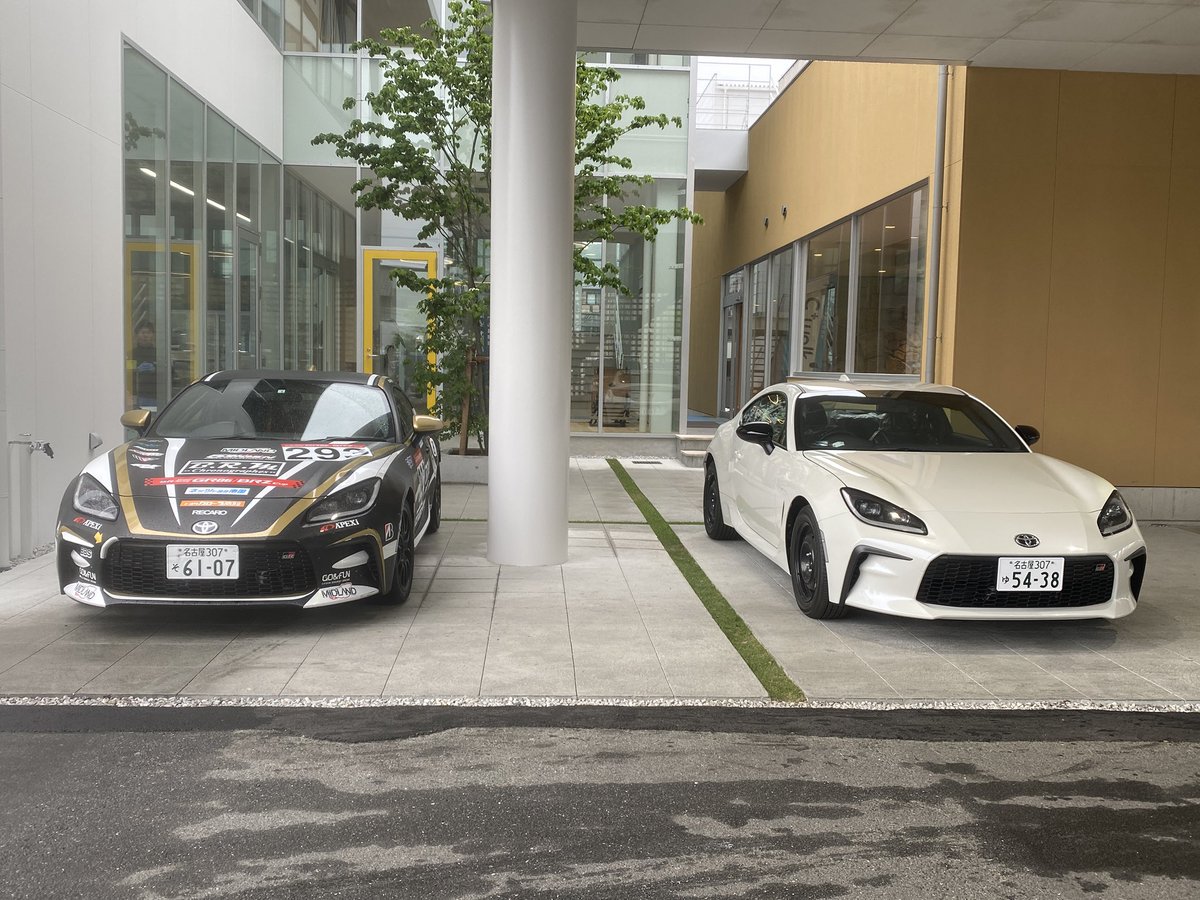 lovemotakochi's tweet photo. 今日は、弊社がスポンサーをしている岡本大地選手にレース用車両をお渡ししました。

昨年のレースで使用していた車両と交換で、なんと名古屋から高知まで自走で来てくれました。(目立ったろうなぁ〜)

こちらの車両は、今週中に博物館にて展示しますね。 https://t.co/3Fdj1clKc0