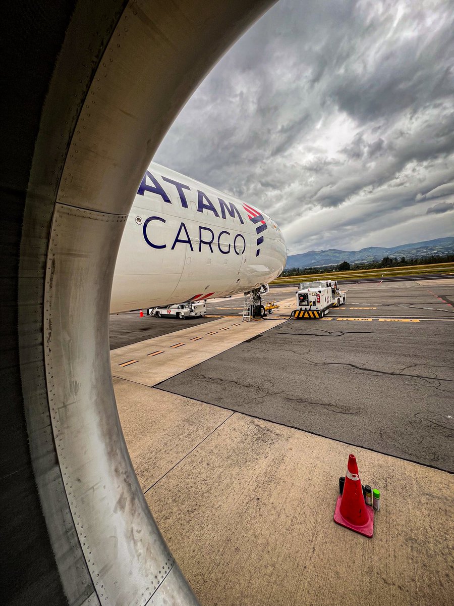 Through the eyes of a jet engine 🛩️
Ever wondered what a Jet engine is looking at? 
I’d love to see a full flight from this perspective. #theStormPilot