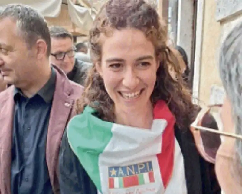 Cosa c'è di più intimidatorio di identificare una persona sul posto di lavoro? Mica ti arresto, ma ti viene un brivido nella schiena, e resta un archivio che dice che la panettiera Lorenza Roiati è "non conforme". Non vi piace sentirlo dire, ma è questo che chiamiamo #fascismo.