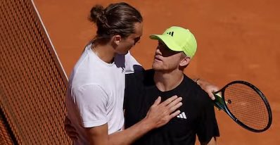 BenoitMaylin's tweet image. La phrase qui t’humilie encore plus après une défaite.

🗣️ Zverev à Fokina au filet : «Garde la tête haute. De grandes choses t’attendent. Tu joues le meilleur tennis de ta vie.»

En clair, c’est bien, continue de rêver, mais je suis encore plus fort que toi.

Envie de meurtre.