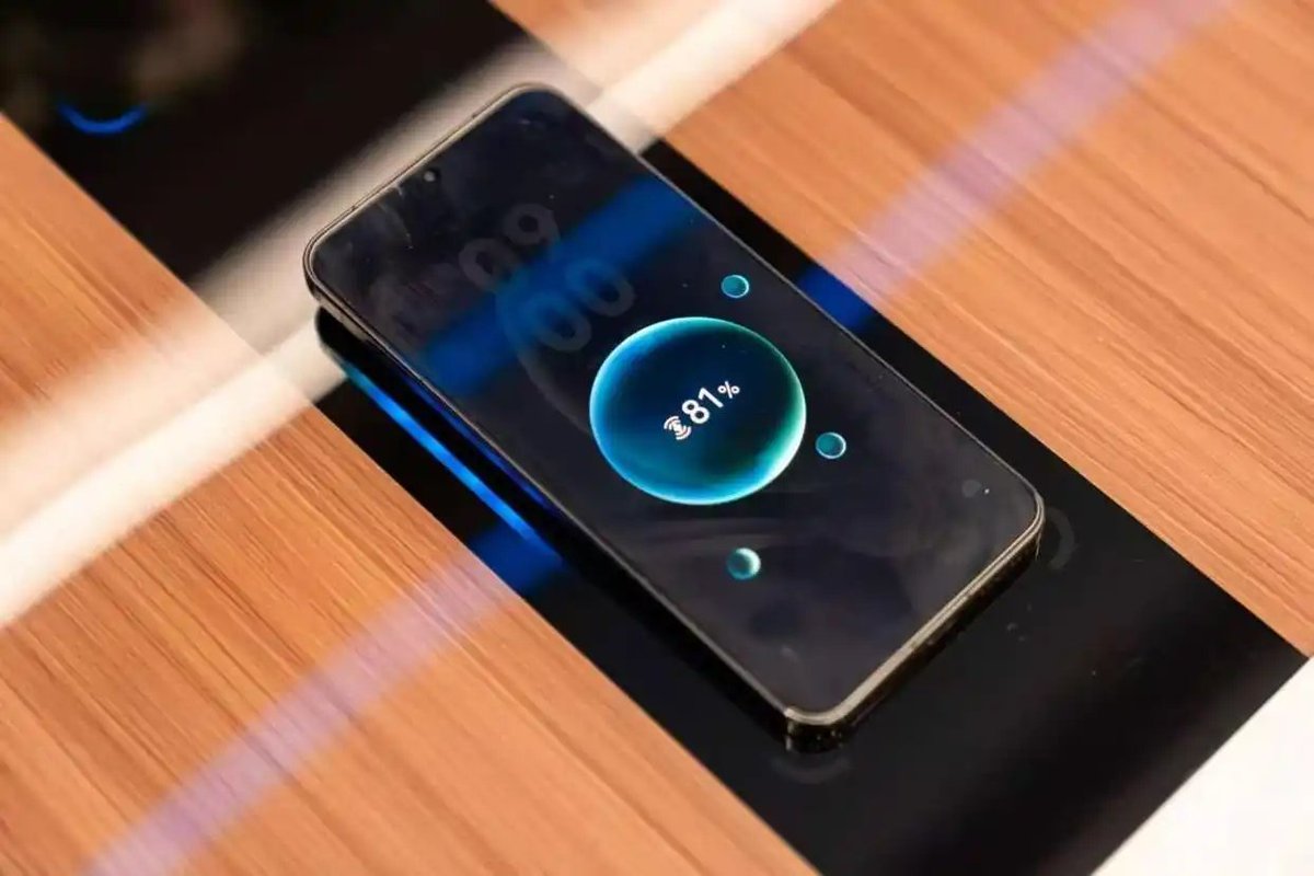 BridgingNews_'s tweet image. #China Launches High-Speed Trains with Touchscreens and Wireless Charging ✨

The new CRH3A-A #highspeedtrain features wireless charging at seats and smart windows where passengers can watch videos, adjust light settings, view maps, and track real-time location and station info.