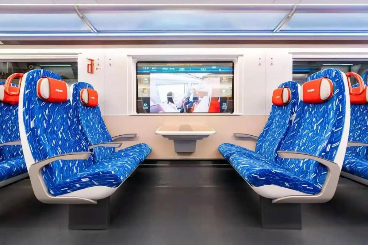 BridgingNews_'s tweet image. #China Launches High-Speed Trains with Touchscreens and Wireless Charging ✨

The new CRH3A-A #highspeedtrain features wireless charging at seats and smart windows where passengers can watch videos, adjust light settings, view maps, and track real-time location and station info.