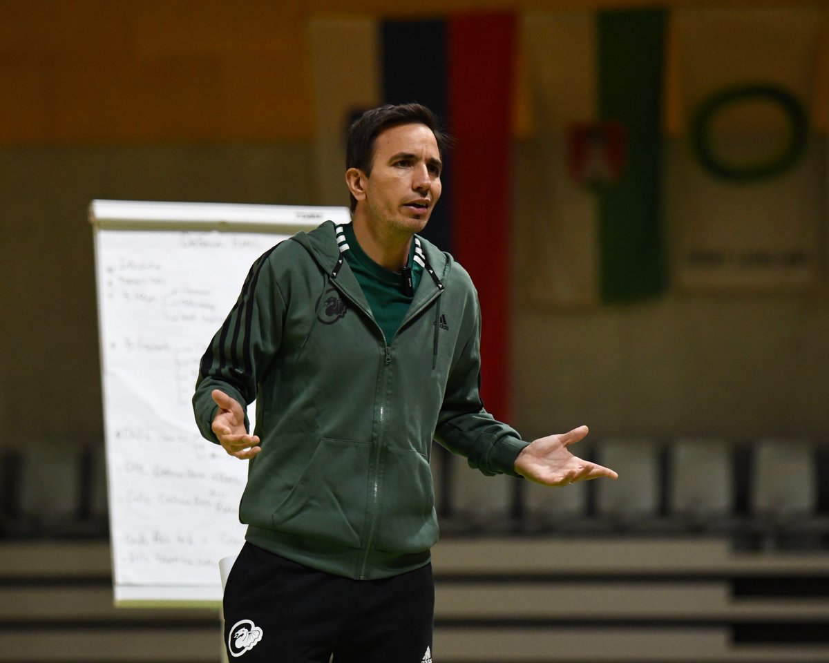 COL_Performance's tweet photo. We were privileged to host our Club's first basketball coaches' clinic with international coaching expert @CasalanguidaN!

His world-class insights empowered coaches, and we're still buzzing from the experience. 🏀🐉

#ZmajevaDruzina #COLPerformance https://t.co/MNHGeFbSas