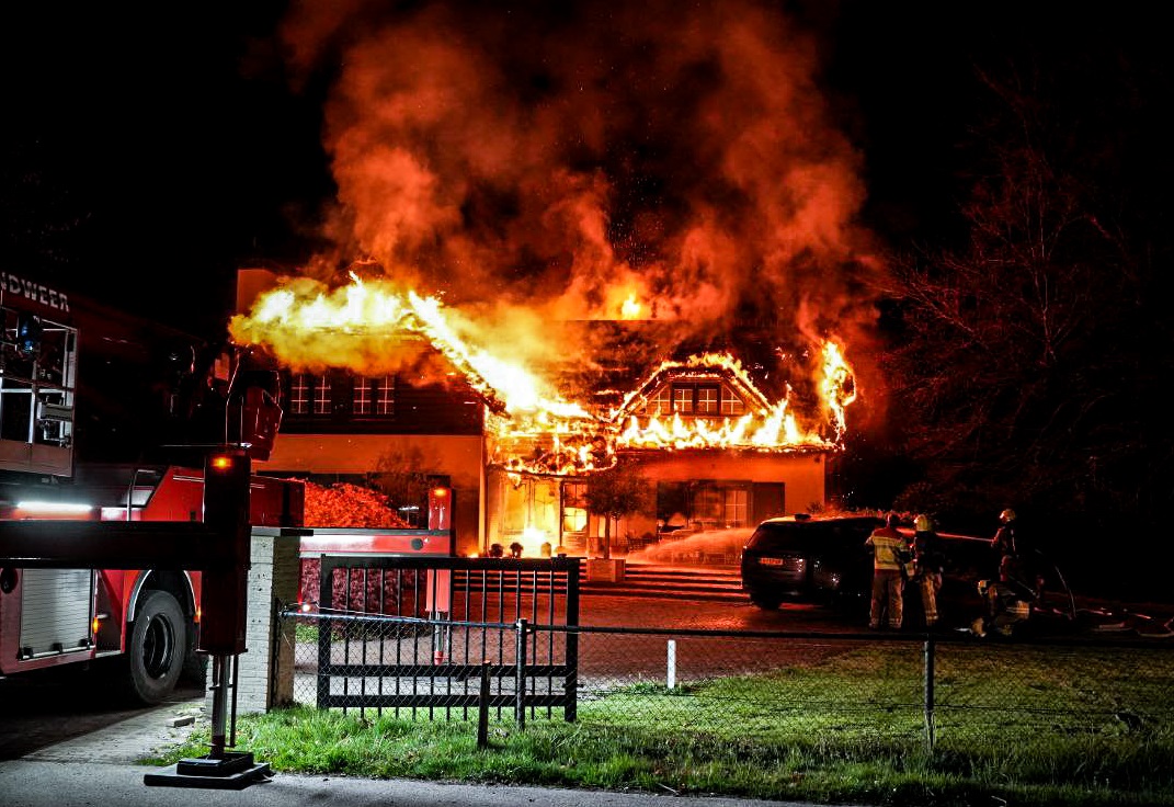 Villa volledig afgebrand met één gewonde