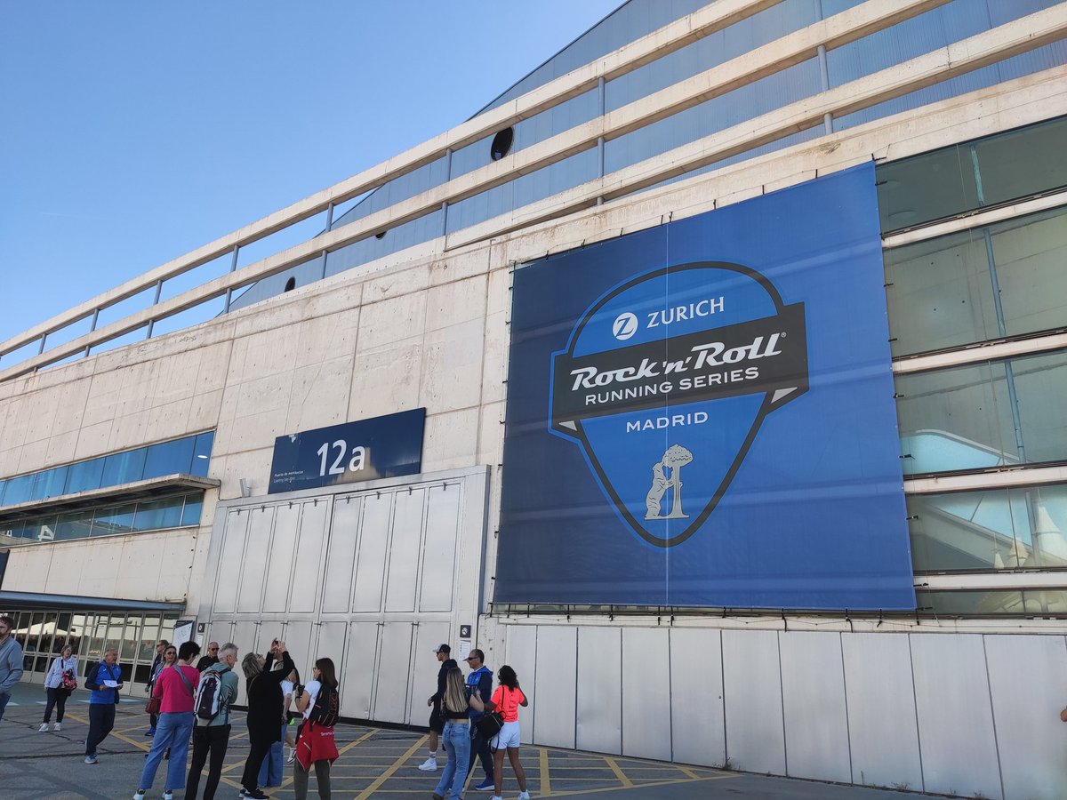 esmorzarunners's tweet photo. ¡Lo dimos todo en la @RNRmadmaraton! Dos de nuestros Esmorzarunners pusieron corazón y zancadas en el asfalto, mientras un crack del equipo nos animaba desde el lateral. Música, buen rollo y esa energía única que solo se vive en carrera. #Esmorzarunners #RnRMadrid https://t.co/YOmdYQ6RLP