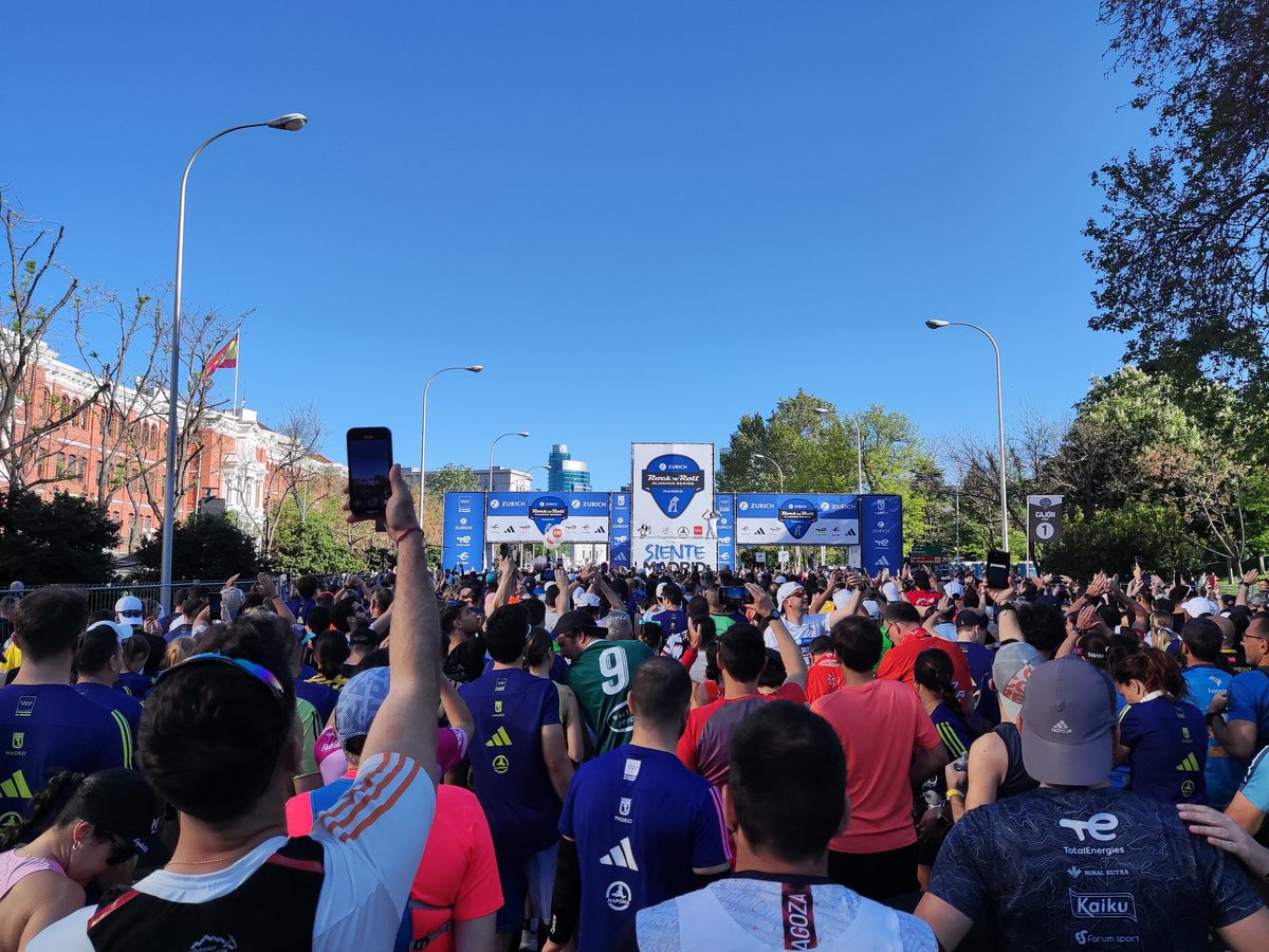 esmorzarunners's tweet photo. ¡Lo dimos todo en la @RNRmadmaraton! Dos de nuestros Esmorzarunners pusieron corazón y zancadas en el asfalto, mientras un crack del equipo nos animaba desde el lateral. Música, buen rollo y esa energía única que solo se vive en carrera. #Esmorzarunners #RnRMadrid https://t.co/YOmdYQ6RLP