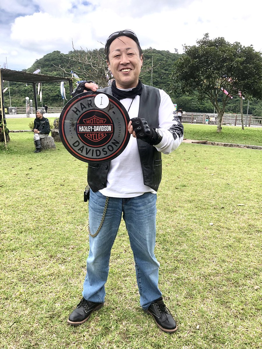 keis63091375's tweet photo. そして昨日のツーリングでの抽選会。見事1番が当たって早速お店の入り口に飾っちゃいました✨
#ポレエル沖縄 #ハーレーダヴィッドソン沖縄 #浦添バー #バー巡り #楽しい時間 #バイクとバー #沖縄ライダー #沖縄バー #okinawa #バイク #fxlr https://t.co/p3J6YOuW1S