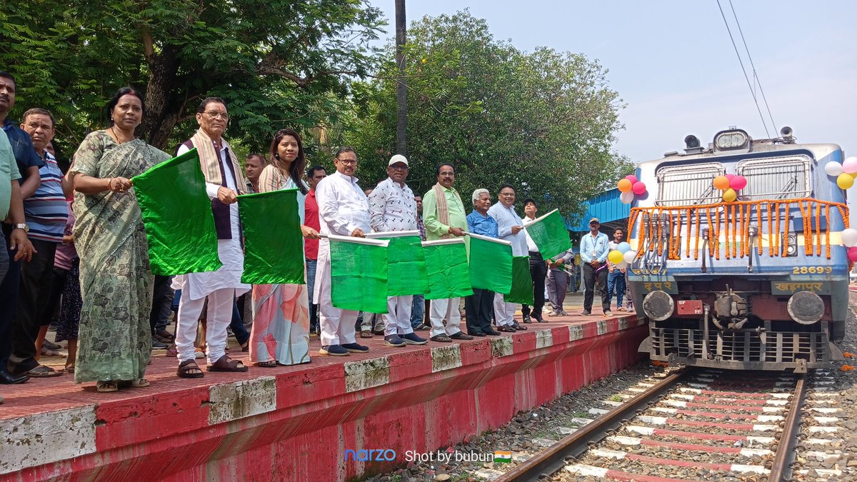 kgprail's tweet photo. Smt Mamata Mohanta, Hon'ble MP(RS), Shri Naba Charan Majhi,Hon'ble MP, Mayurbhanj (LS), Ms. Sanjali Murmu, Hon'ble MLA, Bangriposi &amp; Shri Bhadav Hansdah, Hon'ble MLA,Saraskana today flagged off the LHB rake of BGY- Puri- BGY Spl in a ceremonial function held at Bangriposi stn. https://t.co/zCOJONKCLo