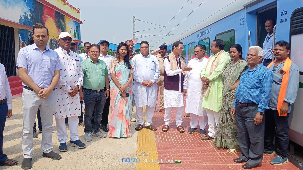 kgprail's tweet photo. Smt Mamata Mohanta, Hon'ble MP(RS), Shri Naba Charan Majhi,Hon'ble MP, Mayurbhanj (LS), Ms. Sanjali Murmu, Hon'ble MLA, Bangriposi &amp; Shri Bhadav Hansdah, Hon'ble MLA,Saraskana today flagged off the LHB rake of BGY- Puri- BGY Spl in a ceremonial function held at Bangriposi stn. https://t.co/zCOJONKCLo