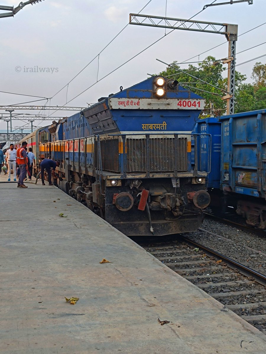 Long Hood Sabarmati WDP4B 40041 hauling 16578 Bidar - Yesvantpur Weekly Express via Kalaburagi. 
Crew change &amp; Diesel filling at Wadi Junction ! 
20 April 2025
#irailways #IndianRailways #sabarmati #wdp4b #lhf #bidar #Kalaburgi #yesvantpur #wadi #junction 
<a href="/SWRRLY/">South Western Railway</a> <a href="/drmsbc/">DRM Bengaluru</a>