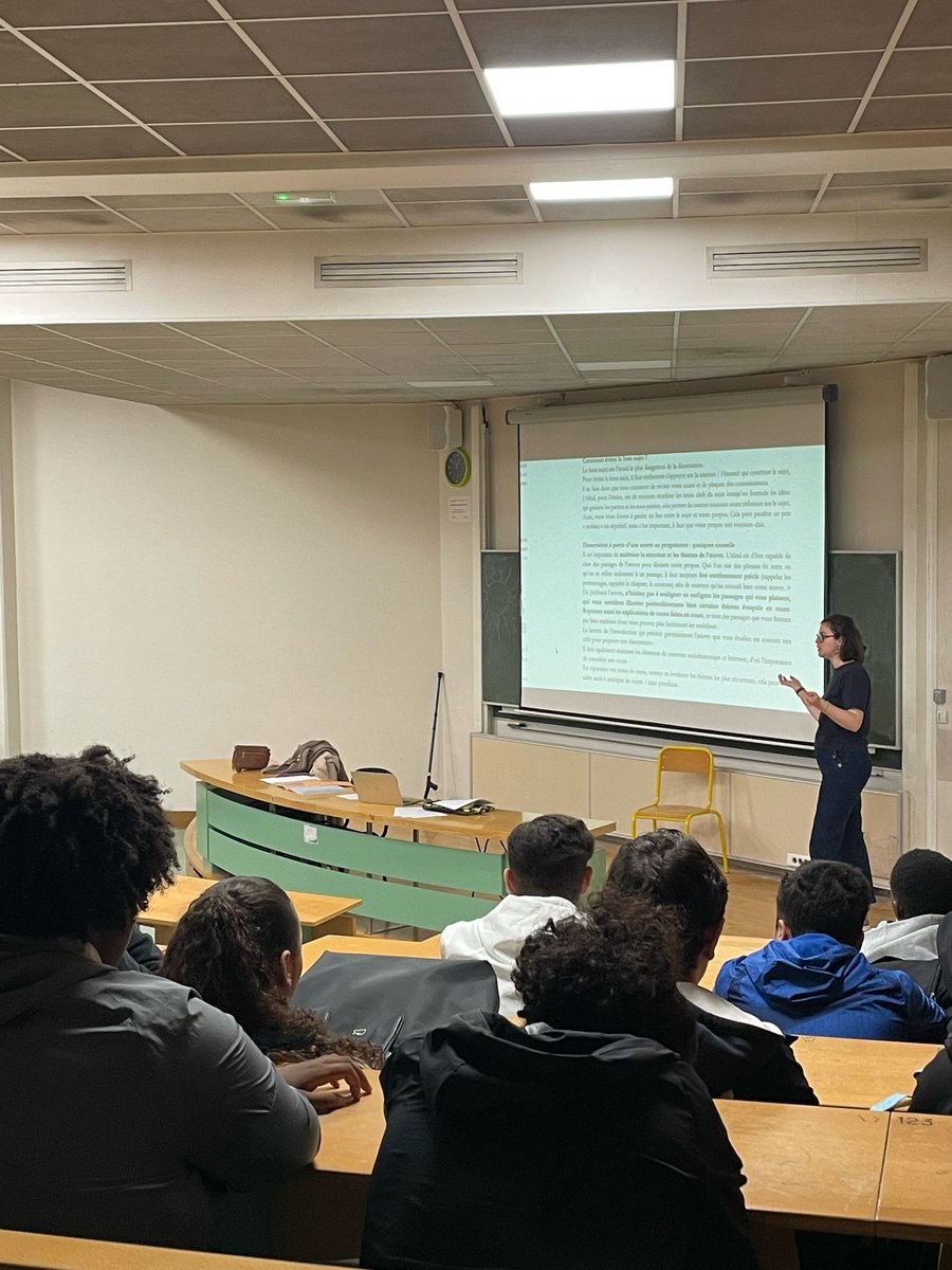 LPNeauphle's tweet photo. De la Maison de l’Etudiant au cours d’espagnol, de la BU au restaurant du Crous, une première initiation à la vie étudiante pour nos élèves de Première. Merci à Marine Joubert, Amalia Desbrest et à l’UVSQ @uvsq https://t.co/VYTRtnnMNY