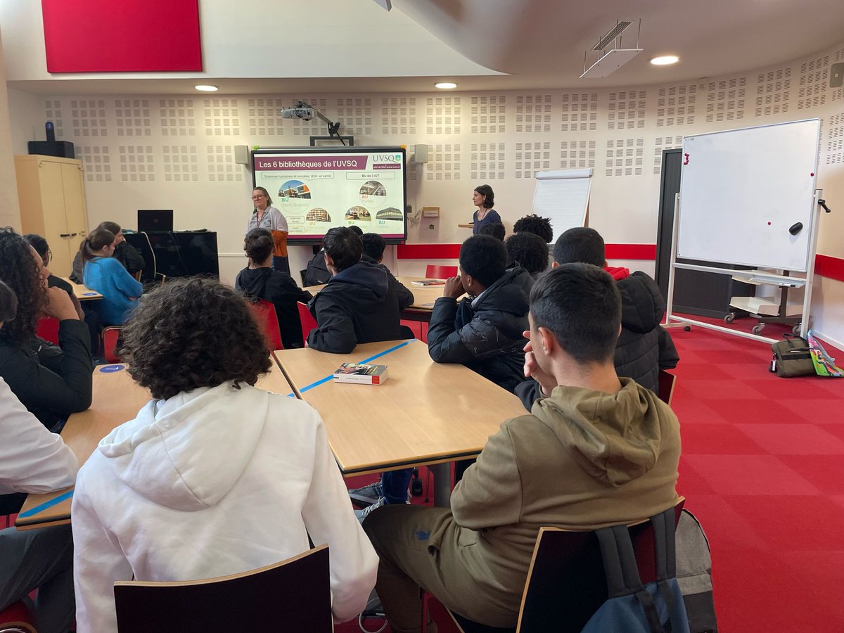 LPNeauphle's tweet photo. De la Maison de l’Etudiant au cours d’espagnol, de la BU au restaurant du Crous, une première initiation à la vie étudiante pour nos élèves de Première. Merci à Marine Joubert, Amalia Desbrest et à l’UVSQ @uvsq https://t.co/VYTRtnnMNY
