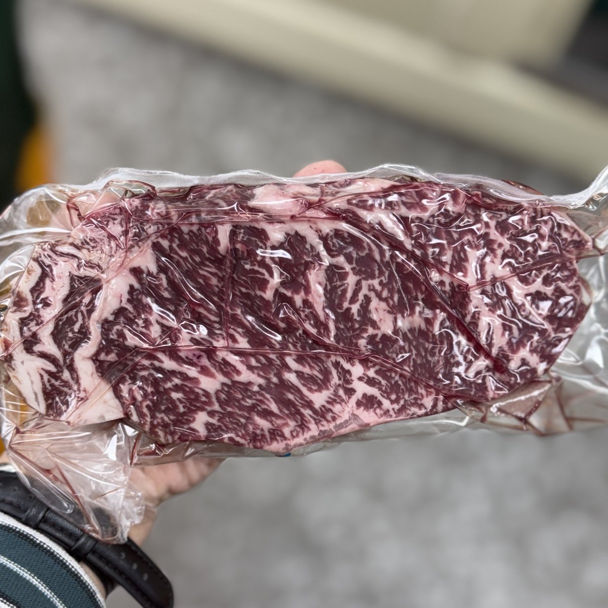 [투뿔 채끝등심 이벤트🥩]  

1. 상품 : 1++ 채끝등심 300g = 1명 
2. 이벤트 기간 : 4월 29일 오전10시까지 
3. 참여방법 : 리트윗 &amp; 댓글 = ㄹㅇㅋㅋ

(사진에 나온 고기가 발송 될 예정)