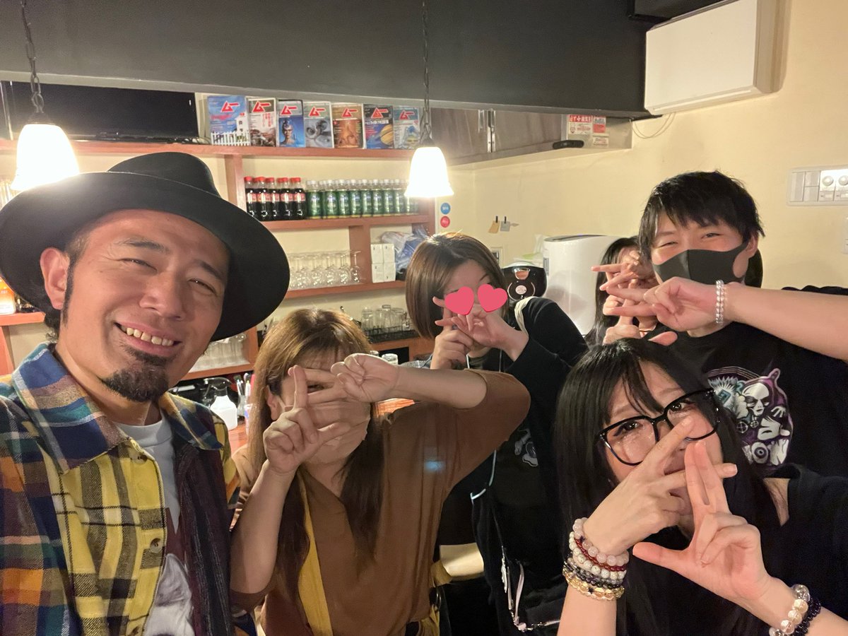 kibun_jyojyo's tweet image. 最後もやんちゅ😚ポーズ
中野さんとMATTさん🙌
さとまりさんと遠野さんとね💕︎
写真ありがとうございます🙌
 #都市伝説BARカムナ
 #うえまつそう
 #MATTSHOW
 #中野友加里