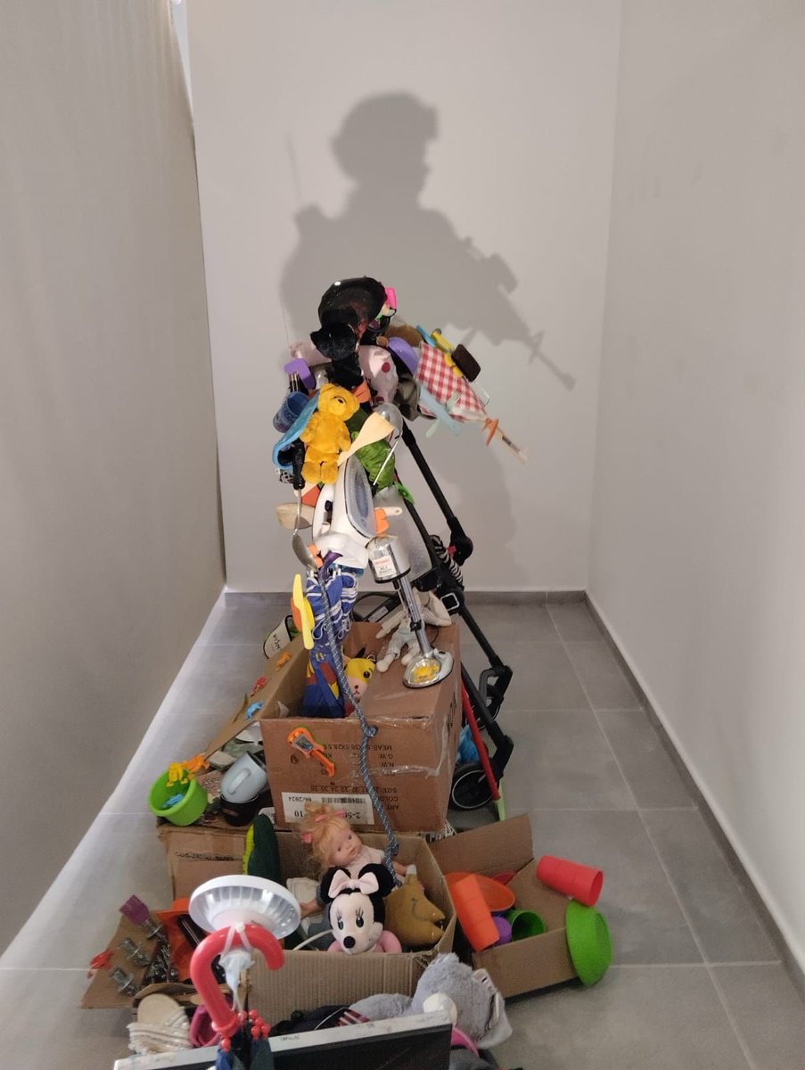 יצירת גמר מגמת אומנות, ישיבה תיכונית נווה שמואל, יוגב זגדון

״ביצירה שלי אני מראה את נקודת המבט של חוסר הסדר בבית- שלכאורה נראה אקראי ובלתי מובן אבל בעצם יש לו מטרה גדולה״(מתוך דברי ההסבר ליצירה) 

איזה דור גדל פה.