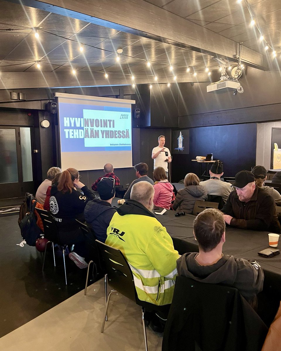 Osallistuimme VRJ Kunnossapito -porukalla viime perjantaina erittäin inspiroivaan hyvinvointikoulutukseen, jossa pysähdyimme pohtimaan, mikä todella merkitsee.
 
Kiitos KukkoLasse Oy koulutuksesta!

#vrjgroup #kukkolasse #kukkolasseoy #työhyvinvointi #kunnossapito #oulu