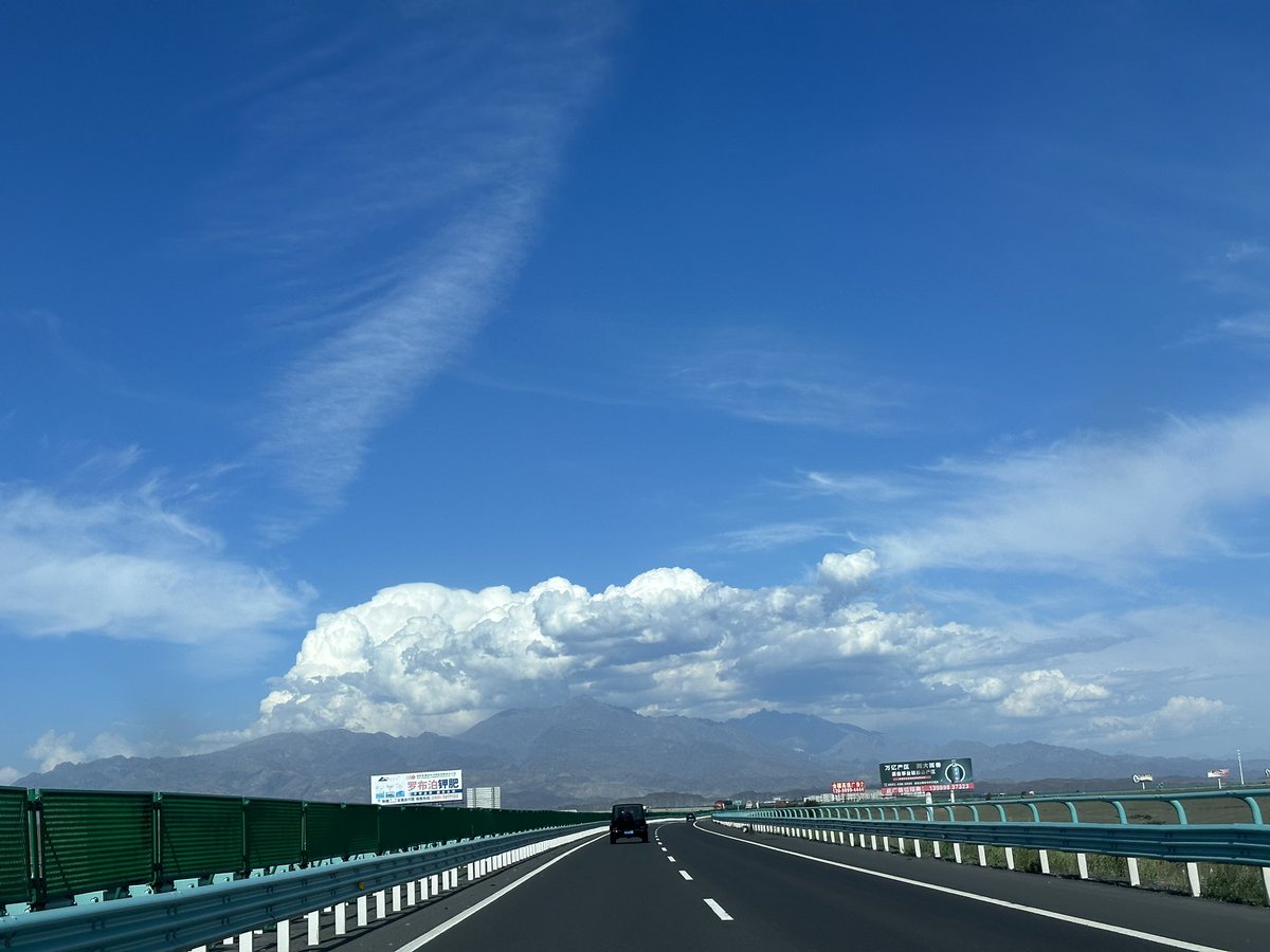 本周重点:
4/30美国核心PCE数据（预期2.6%）  
5/1日本央行利率决议  
5/2美国非农数据  
接下来🔓 大额解锁:
OP：4/30解锁2432万美元（占流通1.89%）  
SUI：5/1解锁2.59亿美元（占流通2.28%）  
ENA：5/2解锁1398万美元（占流通0.73%）  
📌 热点速览：
1.