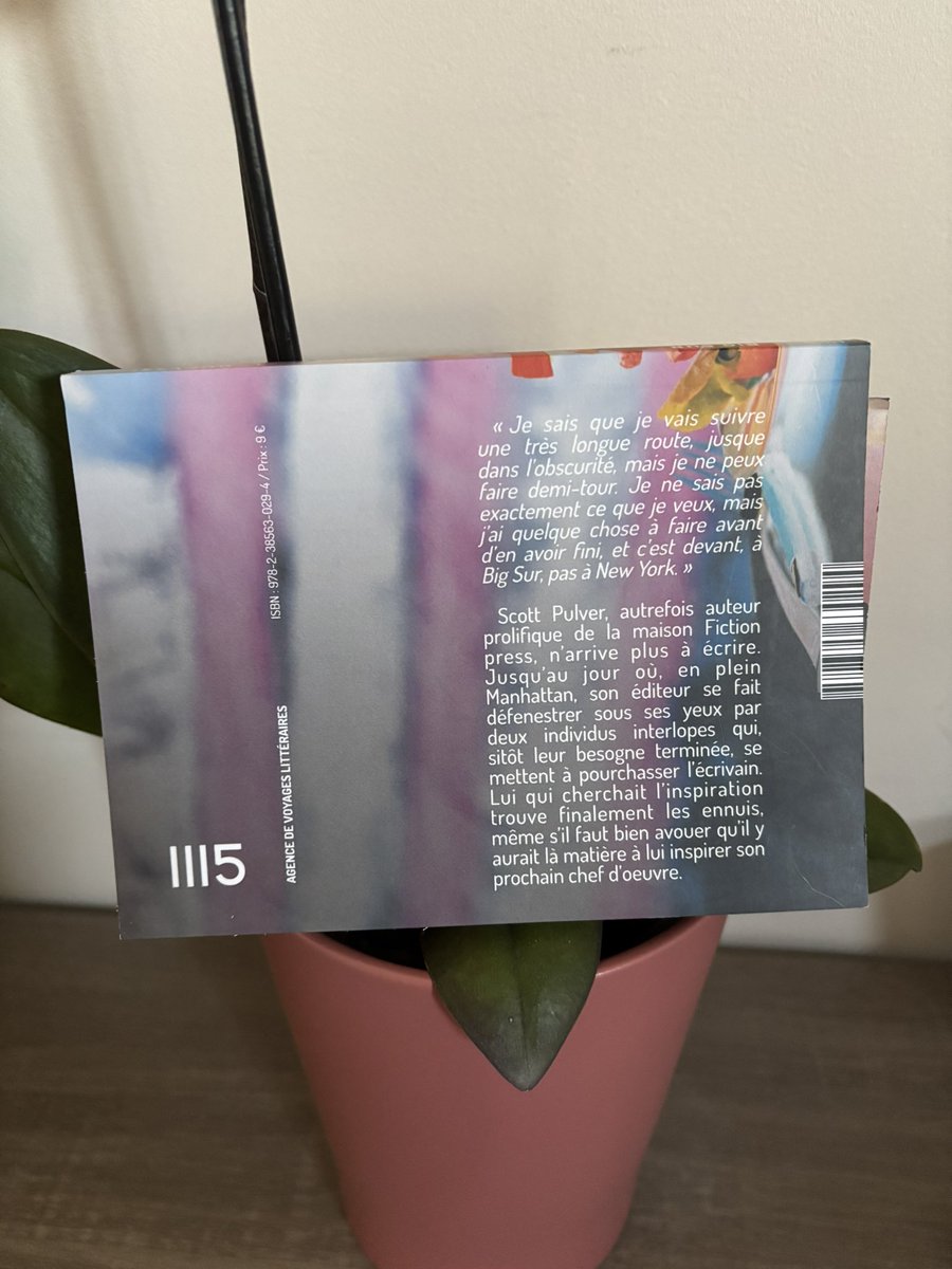 J’ai reçu ce petit livre suite à ma participation à un concours vendredi lecture. Un écrivain de séries Z, assiste au meurtre de son éditeur. S’ensuit une fuite en avant dans une bonne partie des États-Unis où ils rencontrent une succession de problèmes dignes de ses romans.