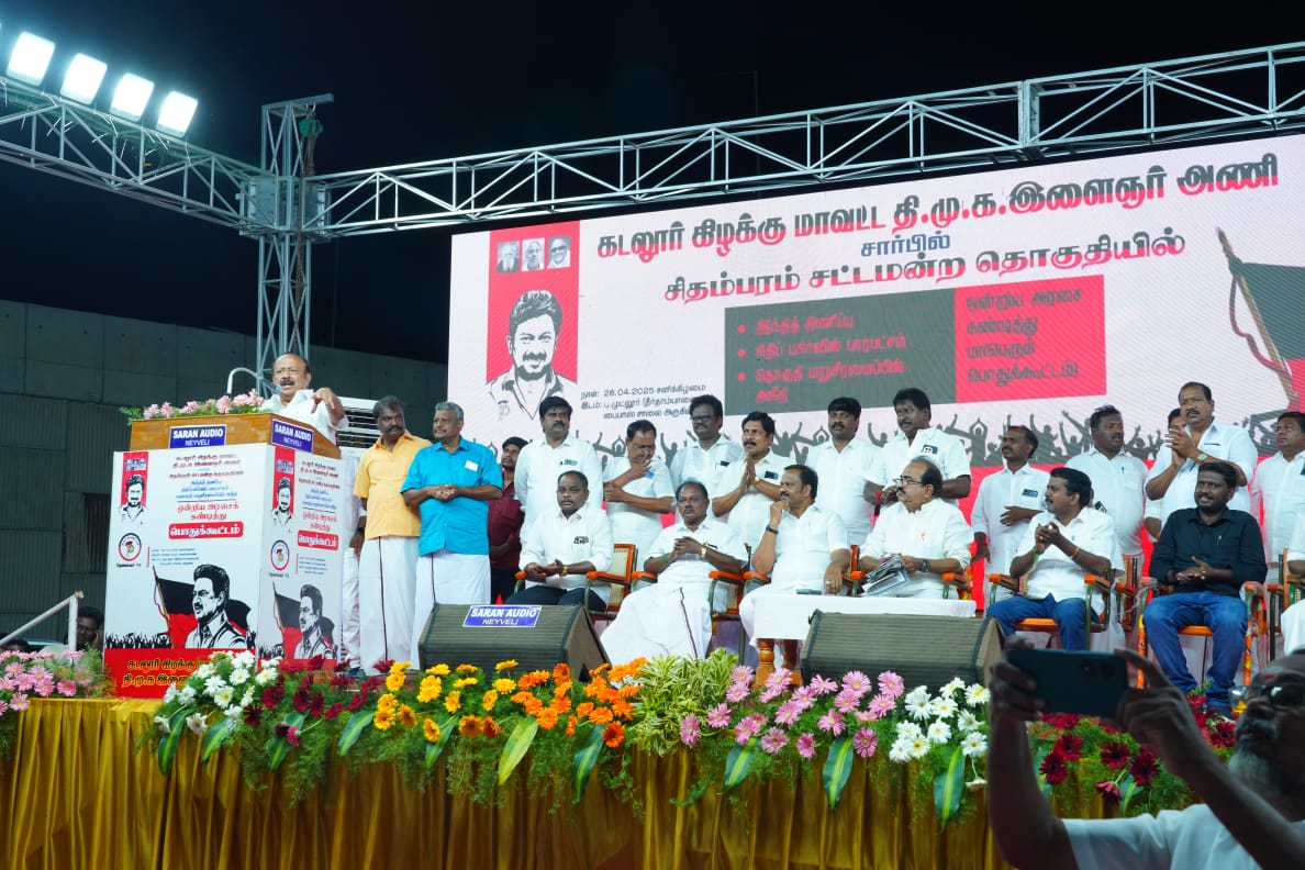 dmk_youthwing's tweet photo. கழகத் தலைவர் - மாண்புமிகு தமிழ்நாடு முதலமைச்சர்  @mkstalin அவர்களின் உத்தரவின்பேரில், கழக இளைஞர் அணிச் செயலாளர் - மாண்புமிகு தமிழ்நாடு துணை முதலமைச்சர் @Udhaystalin அவர்களின் வழிகாட்டுதலில், சிதம்பரம் சட்டமன்ற தொகுதியில், கழக இளைஞர் அணி சார்பில், ஒன்றிய அரசைக் கண்டித்து, மாபெரும் கண்டனப் பொதுக்கூட்டம் நடைபெற்றது.

இக்கூட்டத்தில், திராவிட இயக்க பேச்சாளர் @NanjilPSampath அவர்களும், கழக இளம் பேச்சாளர் க. செல்வமணி அவர்களும் பங்கேற்று, மும்மொழிக் கொள்கையின் மூலம் இந்தித் திணிப்பு, ஒன்றிய அரசின் பட்ஜெட்ட��ல் தமிழ்நாடு என்ற பெயரை முற்றிலுமாக புறக்கணித்து நிதிப் பகிர்வில் பாரபட்சம், தொகுதி மறுசீரமைப்பில் தமிழ்நாட்டிற்கு அநீதி எனத் தொடர்ந்து தமிழ்நாட்டை வஞ்சிக்கும் ஒன்றிய அரசைக் கண்டித்தும், திராவிட மாடல் அரசின் நான்காண்டு சாதனைகளை மக்களிடம் விளக்கியும் உரையாற்றினர்.

ஆதிக்கவாதிகள் அஞ்சி நடுங்கும் கழகத் தலைவர் அவர்களின் உரிமைக் குரலுக்கு வலுசேர்க்கும் வகையில் இந்த கூட்டம் அமைந்தது.

#தலைவர்72 #கழக_இளைஞர்_அணி #FairDelimitationForTN #StopHindiImposition
@MRKPanneer @Dmkmalik1 @AmuthaV77624361
