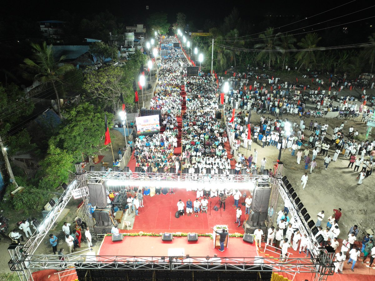 dmk_youthwing's tweet photo. கழகத் தலைவர் - மாண்புமிகு தமிழ்நாடு முதலமைச்சர்  @mkstalin அவர்களின் உத்தரவின்பேரில், கழக இளைஞர் அணிச் செயலாளர் - மாண்புமிகு தமிழ்நாடு துணை முதலமைச்சர் @Udhaystalin அவர்களின் வழிகாட்டுதலில், சிதம்பரம் சட்டமன்ற தொகுதியில், கழக இளைஞர் அணி சார்பில், ஒன்றிய அரசைக் கண்டித்து, மாபெரும் கண்டனப் பொதுக்கூட்டம் நடைபெற்றது.

இக்கூட்டத்தில், திராவிட இயக்க பேச்சாளர் @NanjilPSampath அவர்களும், கழக இளம் பேச்சாளர் க. செல்வமணி அவர்களும் பங்கேற்று, மும்மொழிக் கொள்கையின் மூலம் இந்தித் திணிப்பு, ஒன்றிய அரசின் பட்ஜெட்ட��ல் தமிழ்நாடு என்ற பெயரை முற்றிலுமாக புறக்கணித்து நிதிப் பகிர்வில் பாரபட்சம், தொகுதி மறுசீரமைப்பில் தமிழ்நாட்டிற்கு அநீதி எனத் தொடர்ந்து தமிழ்நாட்டை வஞ்சிக்கும் ஒன்றிய அரசைக் கண்டித்தும், திராவிட மாடல் அரசின் நான்காண்டு சாதனைகளை மக்களிடம் விளக்கியும் உரையாற்றினர்.

ஆதிக்கவாதிகள் அஞ்சி நடுங்கும் கழகத் தலைவர் அவர்களின் உரிமைக் குரலுக்கு வலுசேர்க்கும் வகையில் இந்த கூட்டம் அமைந்தது.

#தலைவர்72 #கழக_இளைஞர்_அணி #FairDelimitationForTN #StopHindiImposition
@MRKPanneer @Dmkmalik1 @AmuthaV77624361