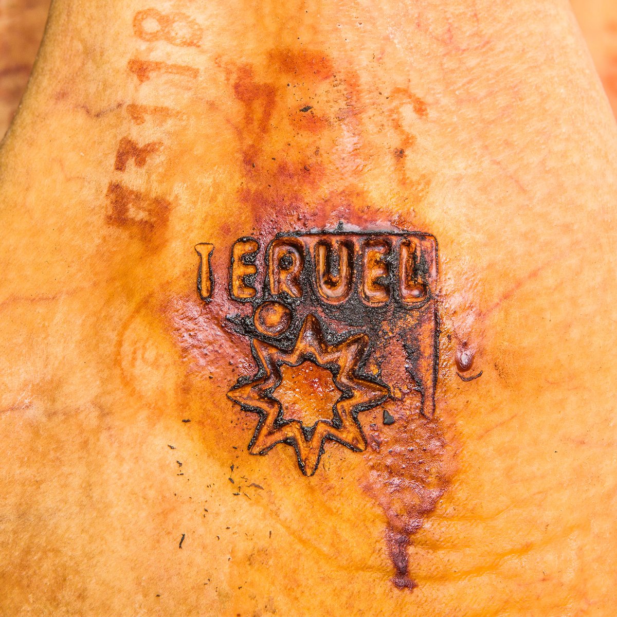 El jamón de Teruel cuenta con la certificación de la Denominación de Origen Protegida (DOP), que garantiza su calidad, autenticidad y procedencia.