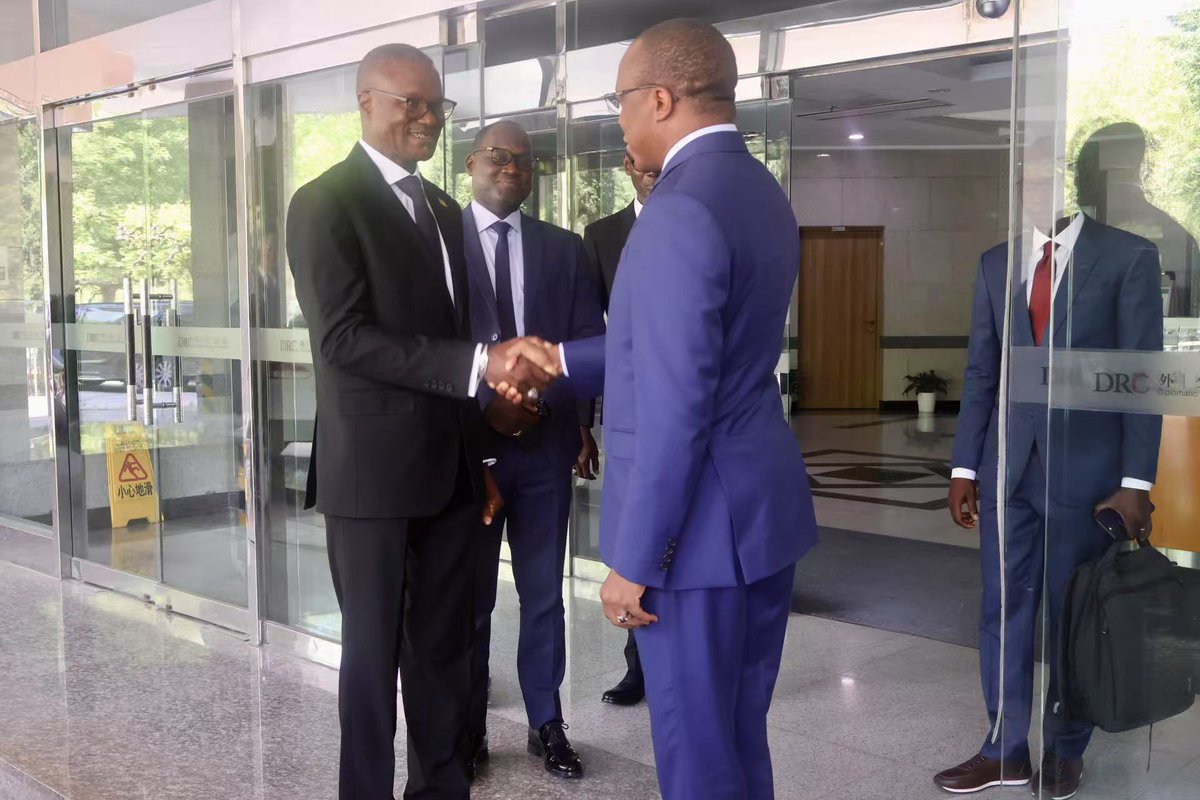 J’ai reçu la visite du Général de Division Martin Faye, Haut Commandant de la Gendarmerie nationale. Pilier essentiel des FDS, la Gendarmerie connaît une montée en puissance dans la préservation du sanctuaire national et la coopération militaire avec la #Chine se renforce.
