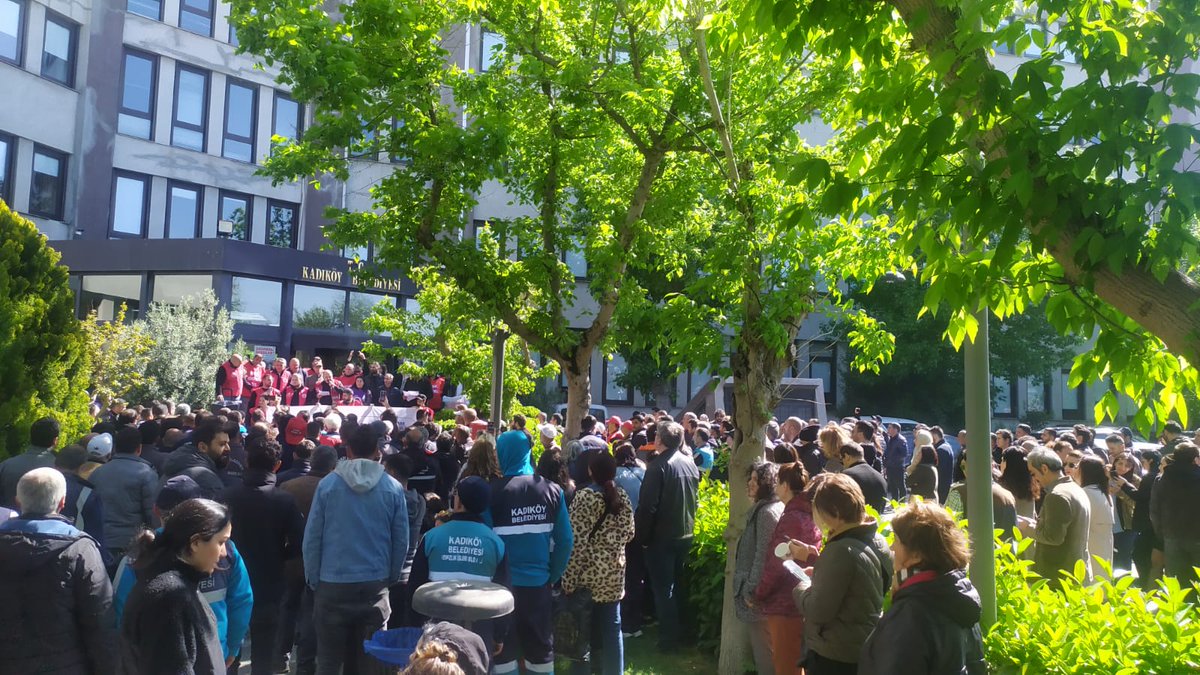 Kadikoy Belediyesi <a href="/kadikoybelediye/">Kadıköy Belediyesi</a> işçileri 8 aydır ödenmeyen geriye dönük alacakları ve Belediye binasının DEPREM konusunda yetersiz olduğu gerekçesi ile iş bıraktı.

<a href="/herkesicinCHP/">CHP 🇹🇷</a> <a href="/eczozgurozel/">Özgür Özel</a> <a href="/ozgurcelikchp/">Özgür Çelik</a> <a href="/mesutkosedagi/">Mesut Kösedağı</a> <a href="/barisantik/">Barış Antik</a> <a href="/AyferYazkan/">Dr. Ayfer Yazkan Kubal</a> <a href="/BurakARIKKAN/">Burak ARIKKAN</a>