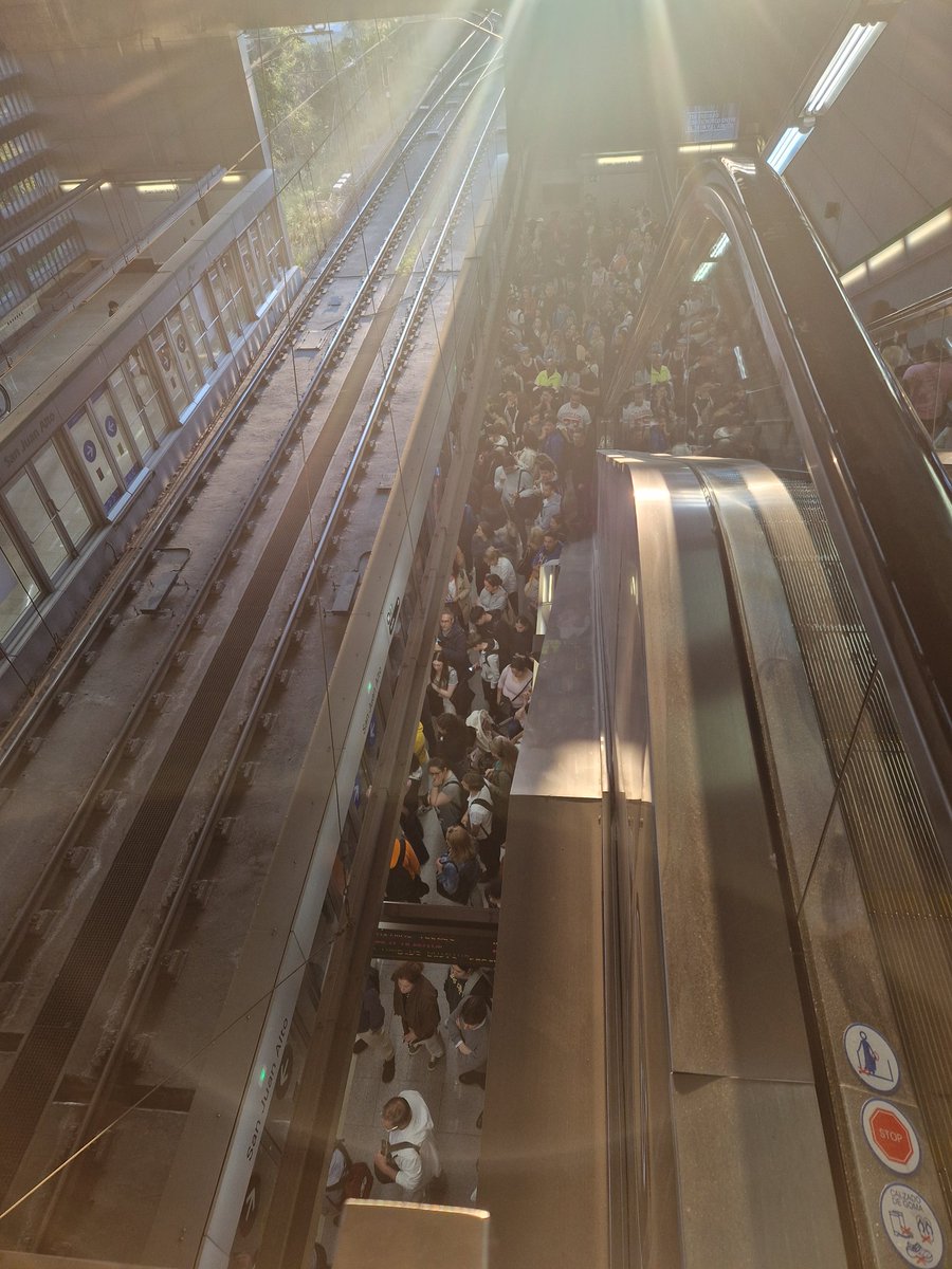 Jesús García L. (@jesusgarcialeo) on Twitter photo El <a href="/_metrodesevilla/">Metro de Sevilla L1</a> debería de conseguir más trenes y demás. No puede ser que muchos usuarios/as se tengan que ir de la estación por errores en los trenes. La solución podría ser poner trenes dobles (no es sólo hoy, porque todos los días se repite esta imagen) <a href="/Sevquieremetro/">SevillaQuiereMetro</a> El <a href="/_metrodesevilla/">Metro de Sevilla L1</a> debería de conseguir más trenes y demás. No puede ser que muchos usuarios/as se tengan que ir de la estación por errores en los trenes. La solución podría ser poner trenes dobles (no es sólo hoy, porque todos los días se repite esta imagen) <a href="/Sevquieremetro/">SevillaQuiereMetro</a>