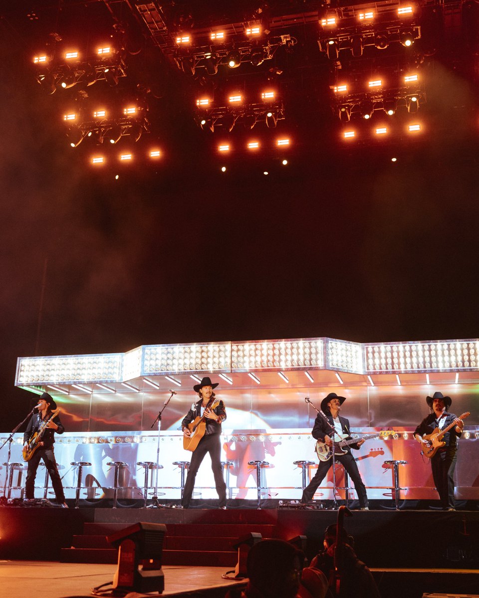 Brought a few drinking buddies <a href="/MidlandOfficial/">Midland</a>