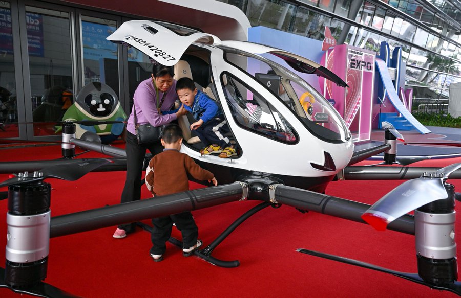 The vision of soaring above traffic in autonomous "flying taxis" is nearing reality as China's #LowAltitudeEconomy takes off. At an int'l consumer products expo, EHang showcased unmanned aircraft, offering a glimpse into future of of urban air mobility xhtxs.cn/2YN