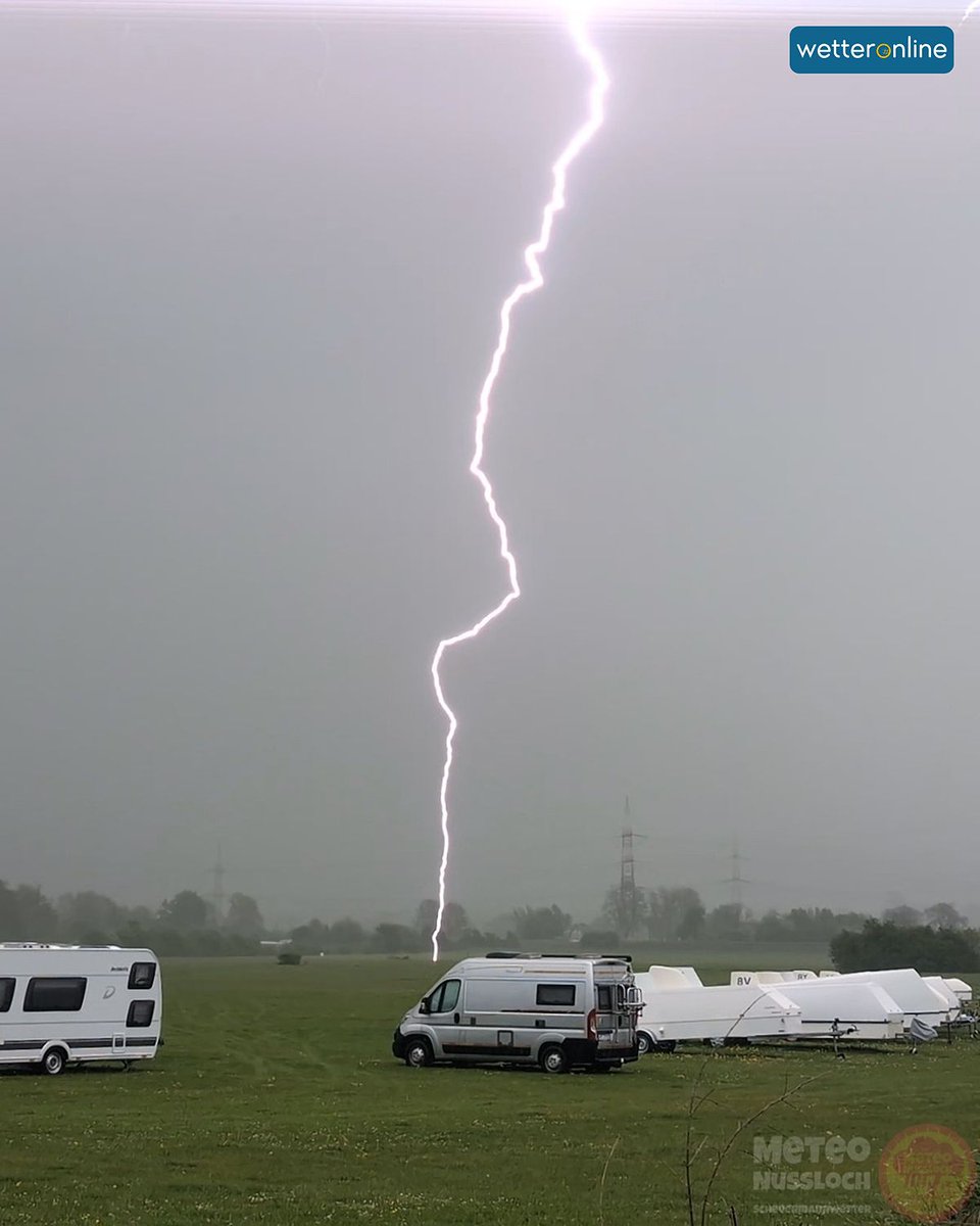 WetterOnline's tweet photo. Knappe Kiste in Nußloch ⚡ 

Schau dir die Blitze im WetterRadar an!
👉 https://t.co/1B9K0aRecp 

📷 : Jürgen Scheuermann

#gewitter #thunderstorm #blitzunddonner #unwetter #stormyweather #heavyrain #thunder #naturestorm #extremeweather #gewitterliebe #WetterRadar https://t.co/MDHRhqWa7C