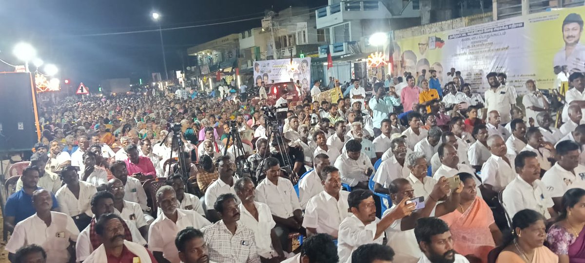 dmk_youthwing's tweet photo. கழகத் தலைவர் - மாண்புமிகு தமிழ்நாடு முதலமைச்சர்  @mkstalin அவர்களின் உத்தரவின்பேரில், கழக இளைஞர் அணிச் செயலாளர் மாண்புமிகு தமிழ்நாடு துணை முதலமைச்சர் @Udhaystalin அவர்களின் வழிகாட்டுதலில் விக்��ிரவாண்டி  தொகுதியில், கழக இளைஞர் அணி சார்பில் ஒன்றிய அரசைக் கண்டித்து மாபெரும் கண்டனப் பொதுக்கூட்டம் நடைபெற்றது.

இக்கூட்டத்தில், கழக செய்தி தொடர்புக்குழு துணை செயலாளர் @SuriyaKML , கழக இளம் பேச்சாளர் மு. ரோஜா  அவர்களும் பங்கேற்று மும்மொழிக் கொள்கையின் மூலம் இந்தித் திணிப்பு, ஒன்றிய பட்ஜெட்டில் தமிழ்நாடு என்ற பெயரை முற்றிலுமாக புறக்கணித்து நிதிப் பகிர்வில் பாரபட்சம், தொகுதி மறுசீரமைப்பில் தமிழ்நாட்டிற்கு அநீதி எனத் தொடர்ந்து தமிழ்நாட்டை வஞ்சிக்கும் ஒன்றிய அரசைக் கண்டித்தும், திராவிட மாடல் அரசின் நான்காண்டு சாதனைகளை மக்களிடம் விளக்கியும் உரையாற்றினர்.

தமிழ்நாடு போராடும்! தமிழ்நாடு வெல்லும்! என்ற கழகத் தலைவர் அவர்களின் உரிமைக் குரலுக்கு வலுசேர்க்கும் வகையில் இந்த கூட்டம் அமைந்தது.

#தலைவர்72 #கழக_இளைஞர்_அணி #FairDelimitationForTN #StopHindiImposition
@gauthamponmudy  @Dmkmalik1 #Dhinakaran