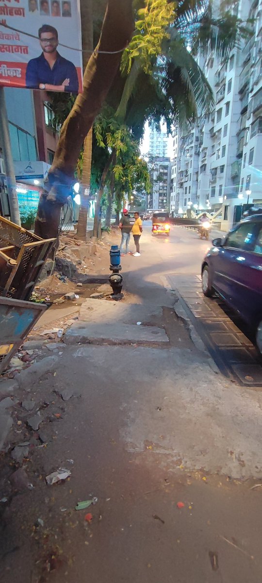 Pratz2106's tweet photo. Look at the way @mybmc is doing concretization of roads. Images from Chincholi Bunder, Malad (W). Footpath is unrecognisable. The road has been levelled with the footpath on one side, resulting in cars parking on them leaving no space for pedestrians.
@mybmcWardPN @RoadsOfMumbai https://t.co/c5xu7Iz9gv
