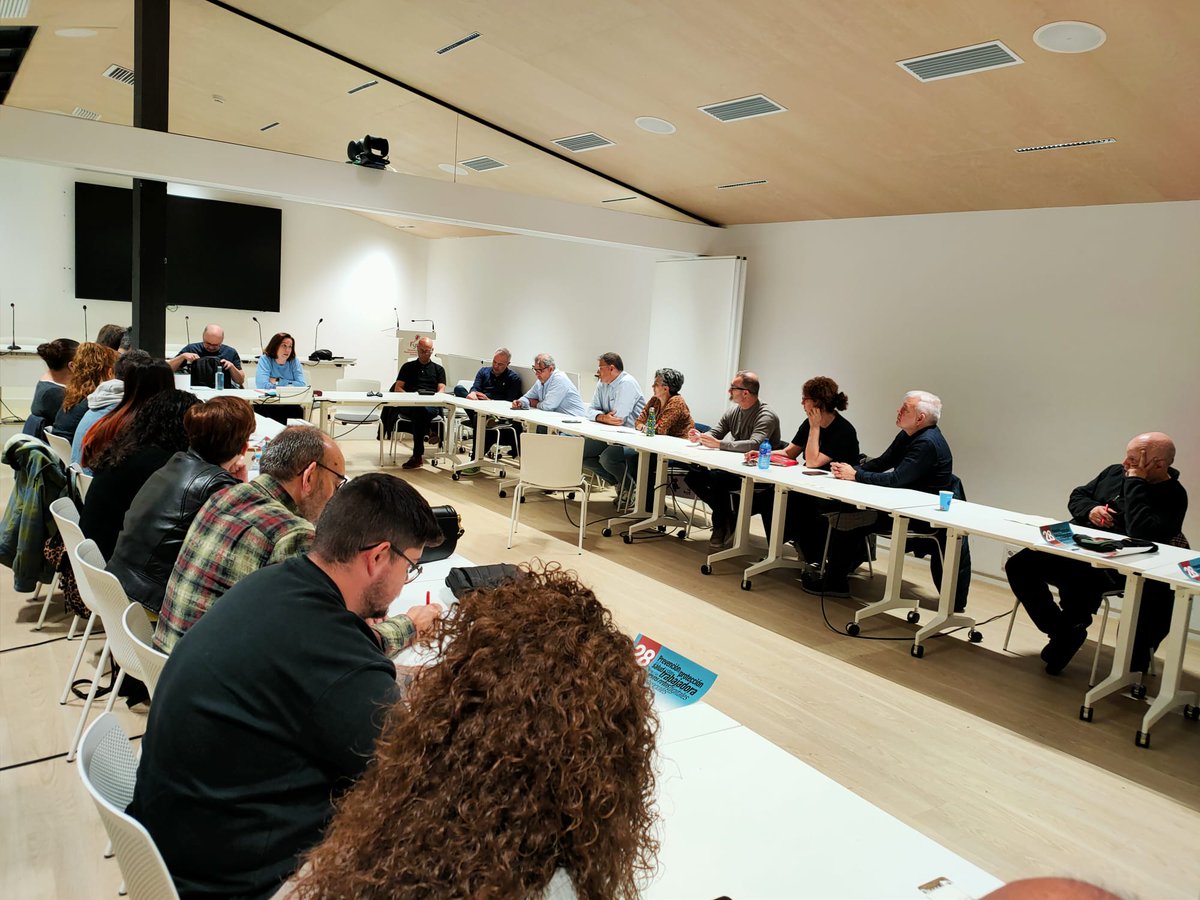 CCOOSanidadMad's tweet photo. #EstáPasando Reunión de personas delegadas de prevención de la #SanidadPública madrileña. 

💼Compartiendo experiencias y reforzando la defensa y la protección de la salud en el trabajo. 💬🤝

#28abril #SaludLaboral

#CCOOSeMueve

@zupo21 https://t.co/ByvykfhUeK