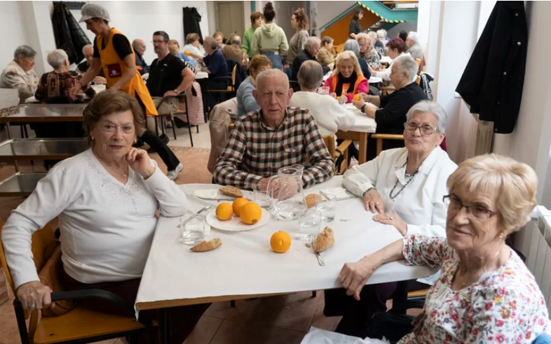 naiz_info's tweet photo. [AHORA EN ABIERTO]

El comedor comunitario de Antsoain que alimenta cuerpo y espíritu con diferentes cuidados

https://t.co/TNsZ5fEkjY

Un reportaje de Pello Guerra https://t.co/kBgQ3qu7Db