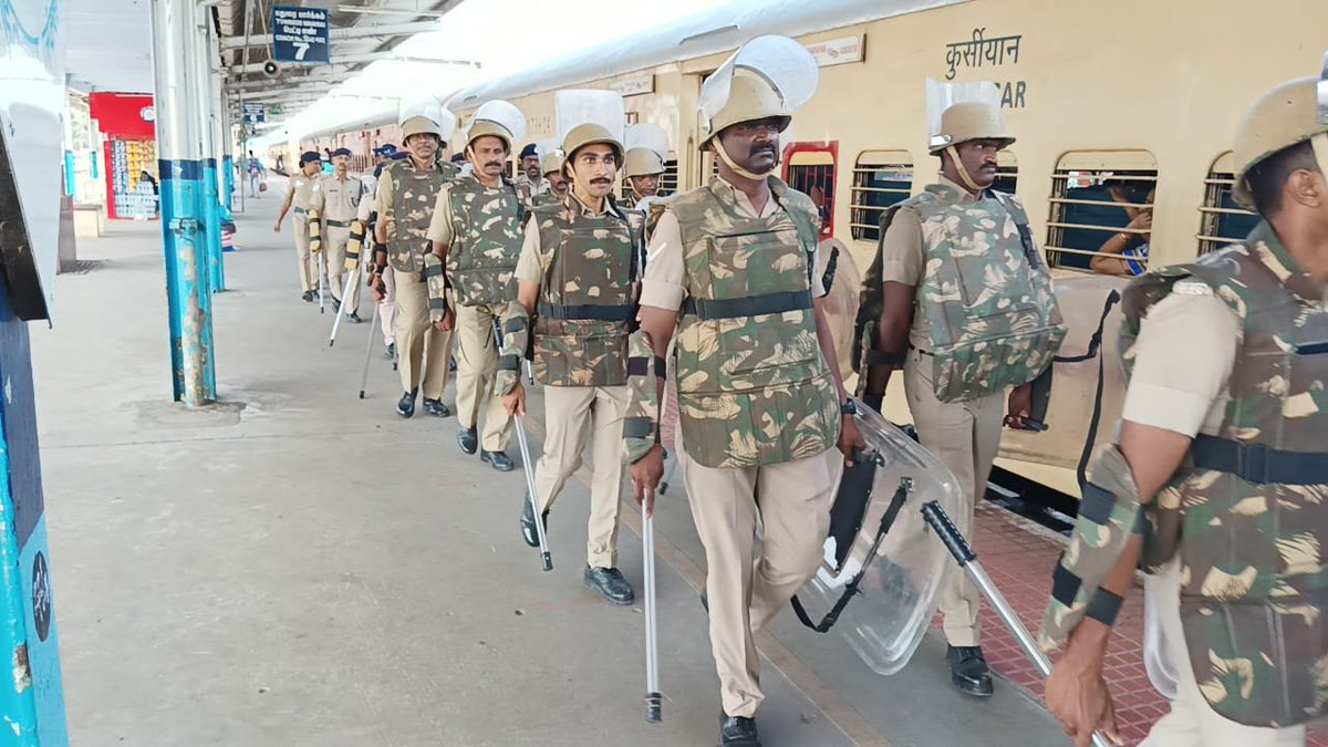 otvkhabar's tweet photo. #ଷ୍ଟେସନରେ_RPF_ପକ୍ଷରୁ_ଫ୍ଲାଗ୍‌_ମାର୍ଚ୍ଚ
-ପହଲଗାମ୍‌ ଆକ୍ରମଣ ଘଟଣାକୁ ନେଇ ସବୁ ଷ୍ଟେସନ୍‌ରେ ଫ୍ଲାଗ୍‌ ମାର୍ଚ
-ଭୁବନେଶ୍ବର ରେଲୱେ ଷ୍ଟେସନ୍‌ରେ RPF ପକ୍ଷରୁ ଫ୍ଲାଗ୍‌ ମାର୍ଚ୍ଚ
-ସନ୍ଦିଗ୍ଧ ବ୍ୟକ୍ତି କିମ୍ବା ଜିନିଷ ଦେଖିବା ମାତ୍ରେ ଜଣାଇବାକୁ ପରାମର୍ଶ
-ମାଇକ ଜରିଆରେ ଯାତ୍ରୀମାନଙ୍କୁ ସଚେତନ କରାଯାଉଛି
#RPF #Flagmarch #Bhubaneswar #OTV