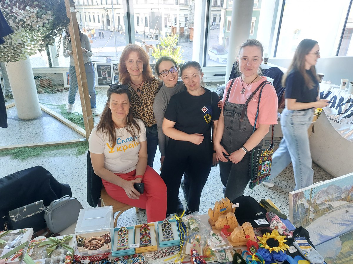 ProUkrajinu's tweet photo. Děkujeme všem, kteří jste s námi strávili sobotu v brněnské Tržnici! Vedle vynikající kávy pro vítězství, krásných výrobků a metrů upletených maskovacích sítí tu šlo o síťování, setkávání a sdílení. A všeho bylo díky vám na rozdávaní!🩵 

...už se těšíme na srpnové pokračování.☀️ https://t.co/gzChstEl4d