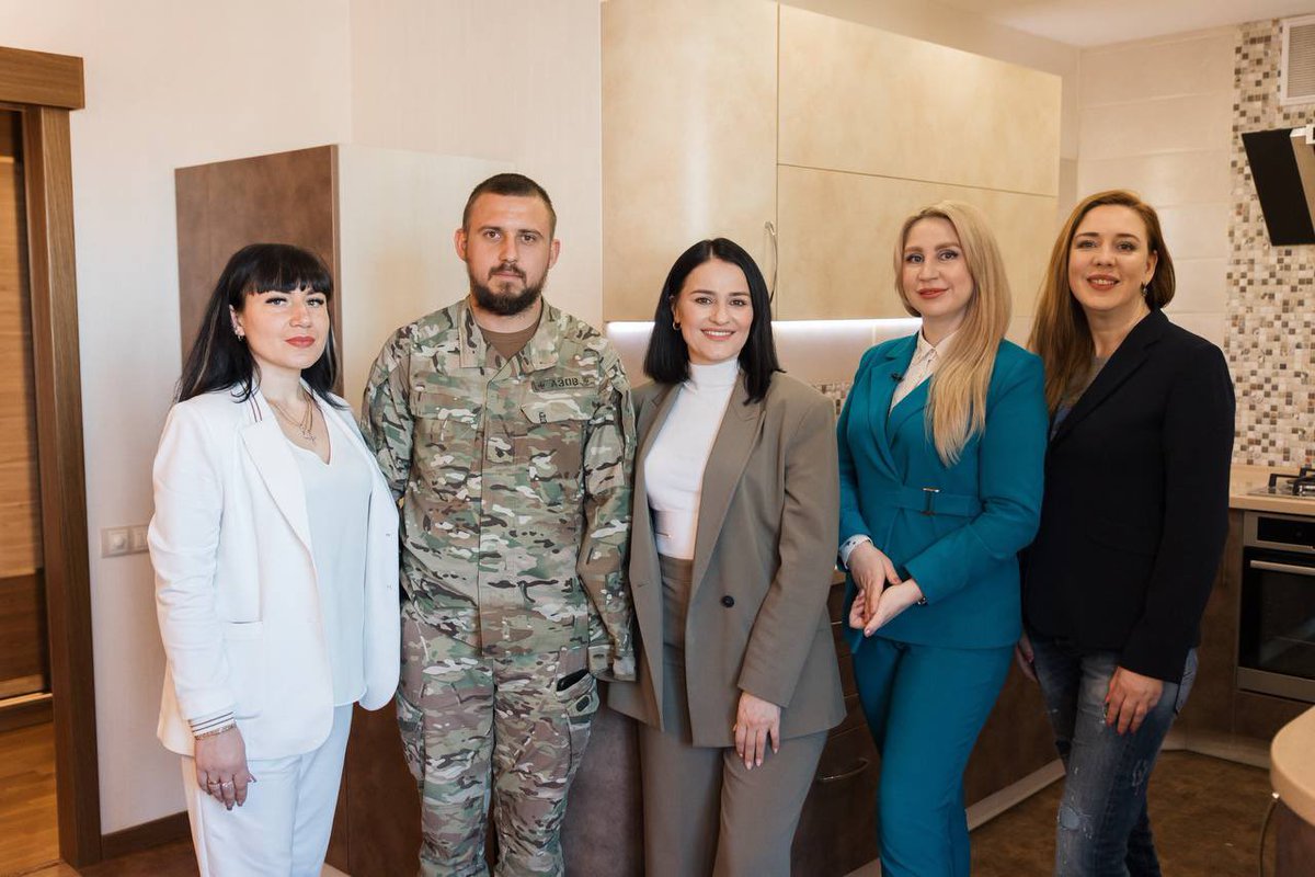 azov_suprovid's tweet photo. Кожен військовослужбовець повинен бути впевненим у своєму майбутньому.

Це мета, над якою ми з нашими партнерами працюємо щодня. І це головне завдання суспільства в стані війни. Адже надійний тил – запорука високої мотивації бійців на фронті.

Проєкт «Серце Азовсталі» забезпечив житлом десятки бійців 12-ої бригади «Азов». Це військовослужбовці, які пройшли оборону Маріуполя, полон і втратили все на окупованих територіях. 

Програма забезпечення оборонців Маріуполя квартирами буде продовжуватись. Завдяки партнерам ми плануємо надати житло якомога більшій кількості наших захисників.

Ми вдячні всім, хто допомагає нам з реабілітацією, відновленням і поверненням наших бійців до нормального життя. Кожне завтра повинне мати цінність для них.

12-та бригада «Азов» – сім'я, яка завжди піклується про своїх. Лише разом ми зробимо кращим життя наших оборонців.