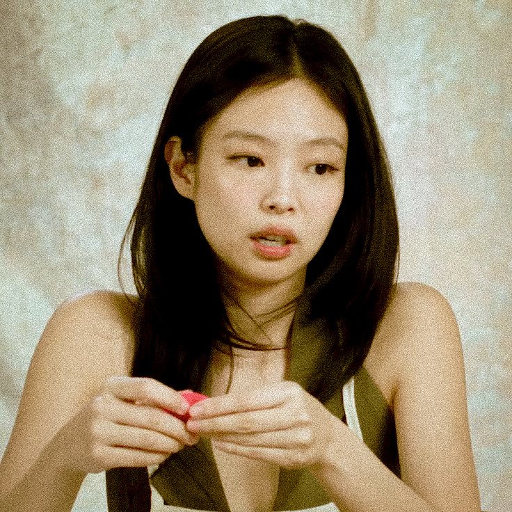 jnkcvnty's tweet photo. it's jennie 🤍 https://t.co/9YUrOF7tGD