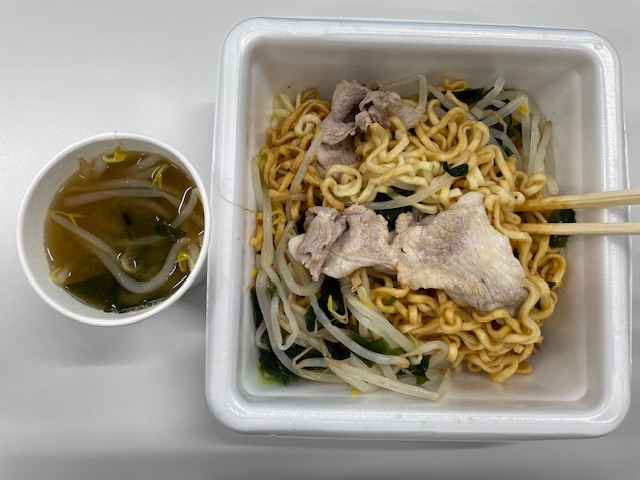 本日のお昼：カップ油そば